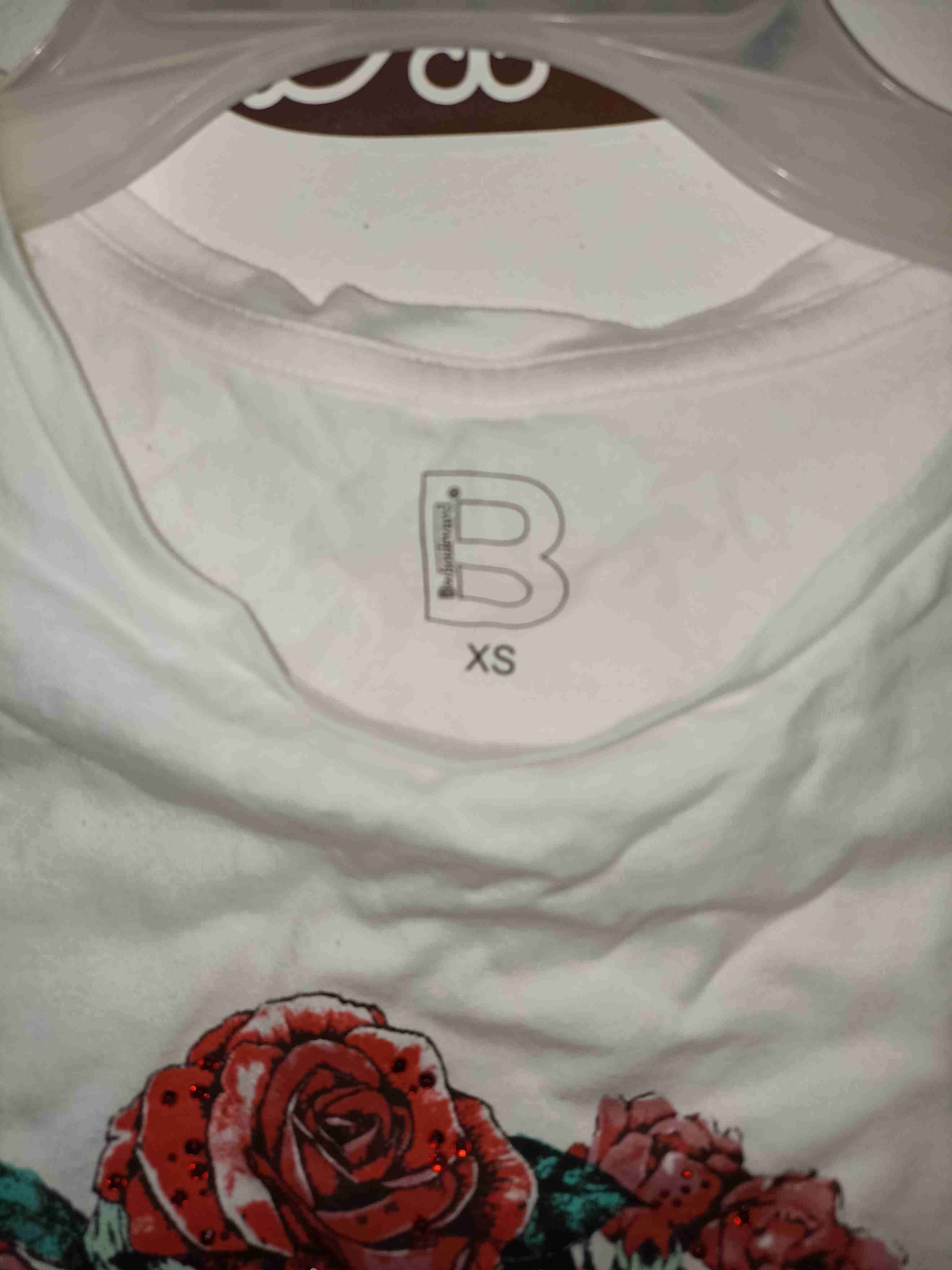 Polera blanca con diseño de calavera - miniatura 2