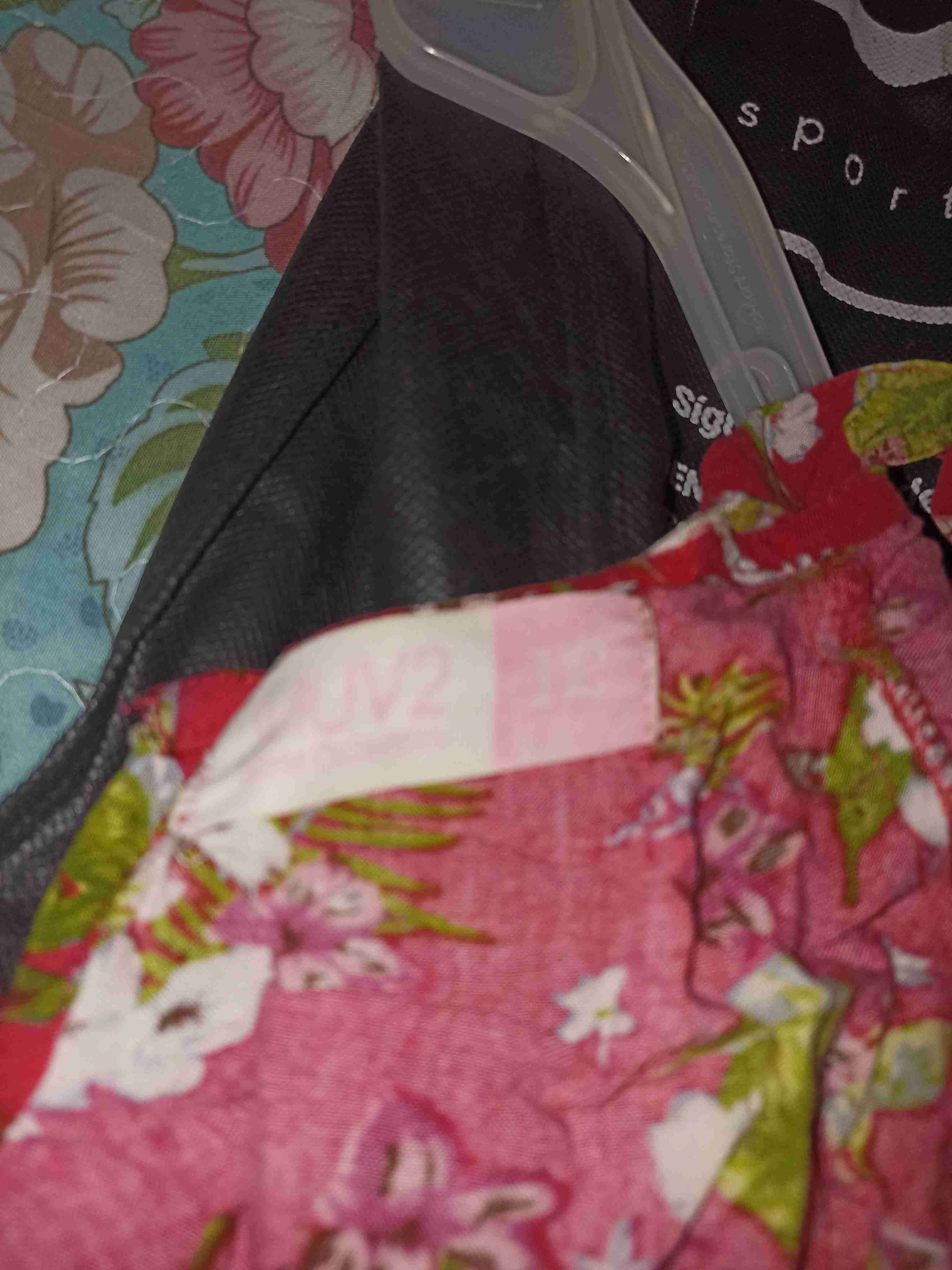 Blusa roja floral de hombros descubiertos - miniatura 2