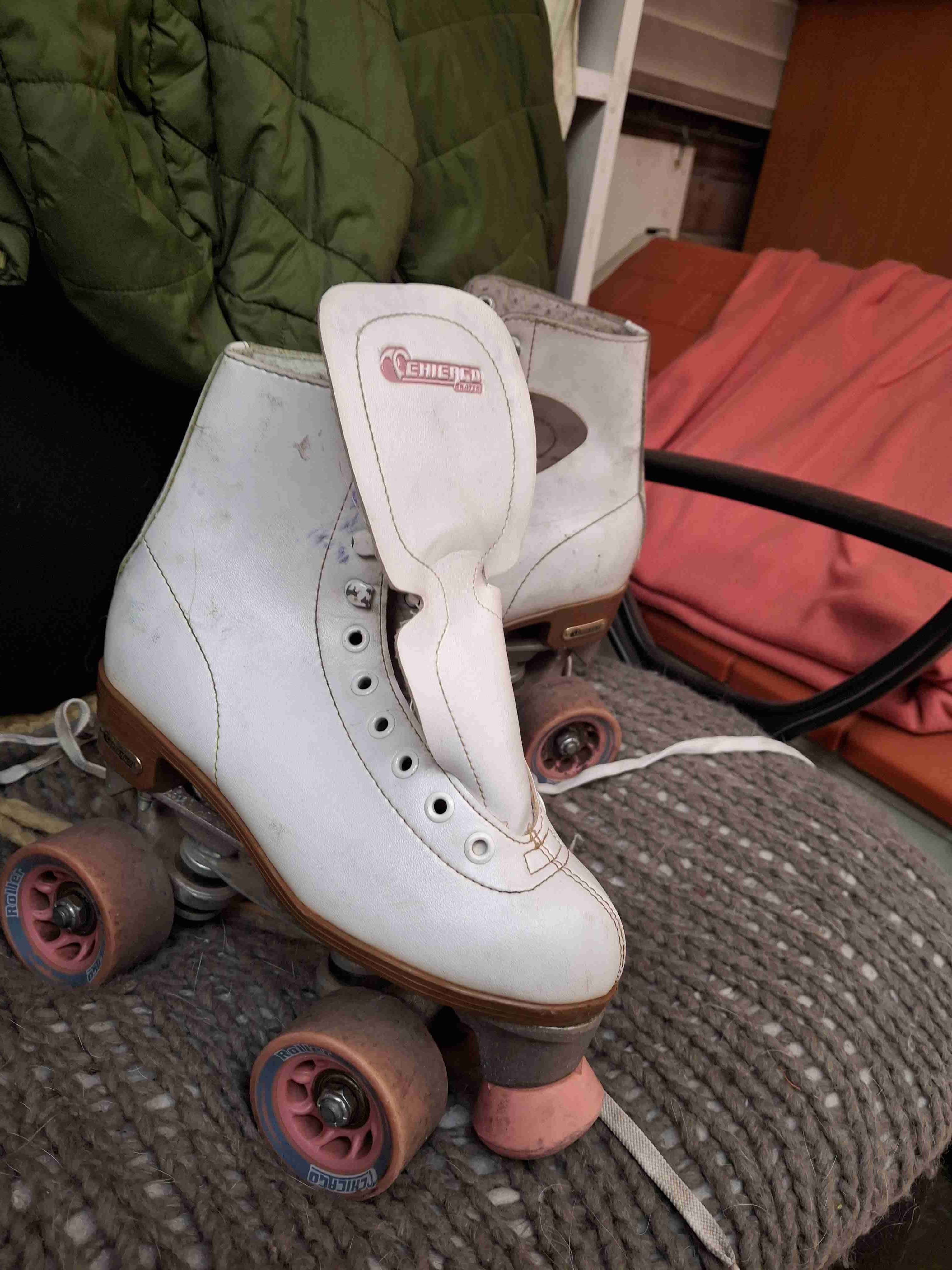 Patines blancos de cuatro ruedas - 1