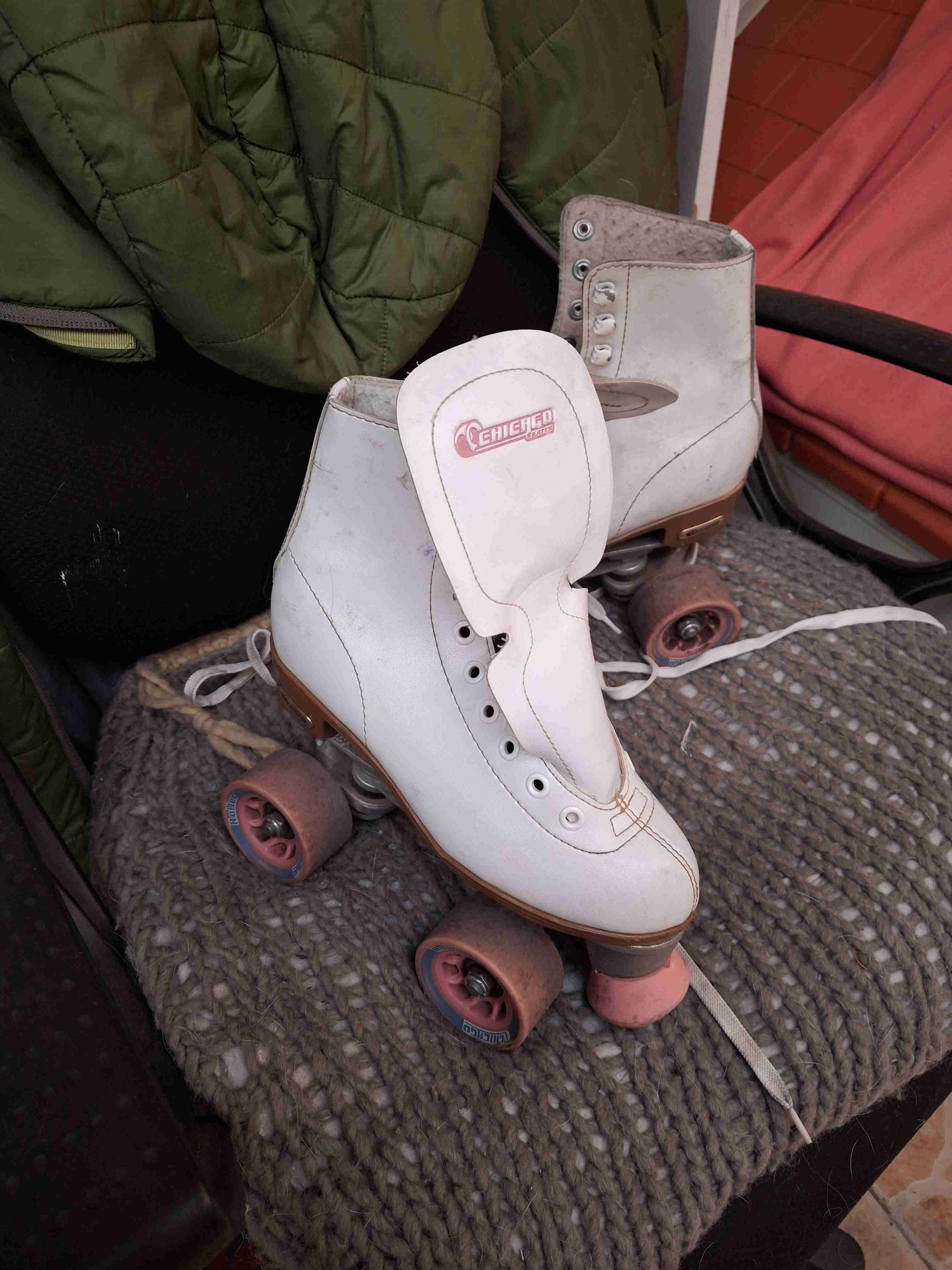 Patines blancos de cuatro ruedas - 2