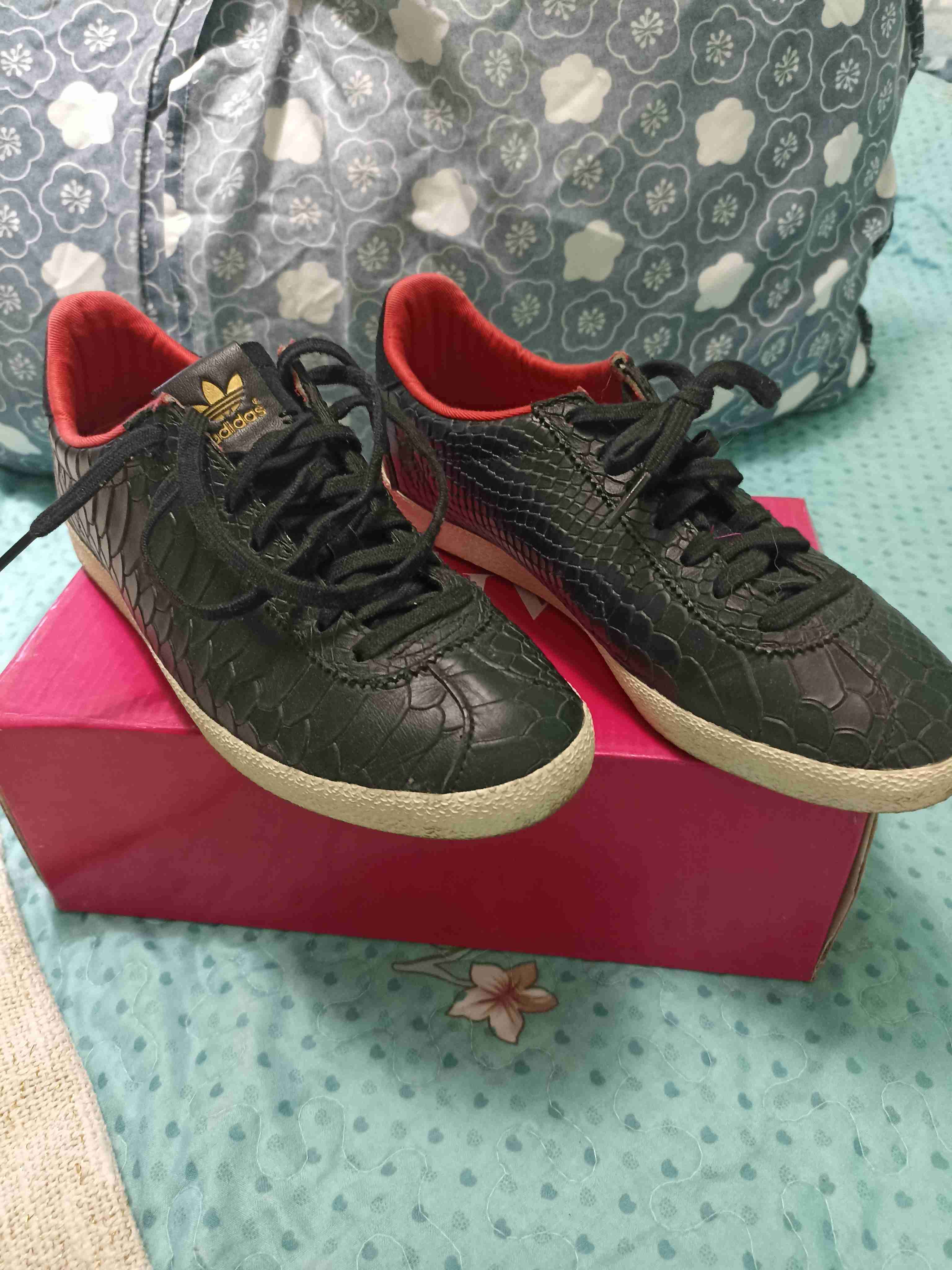 Zapatillas Adidas negras con diseño relieve - miniatura 1