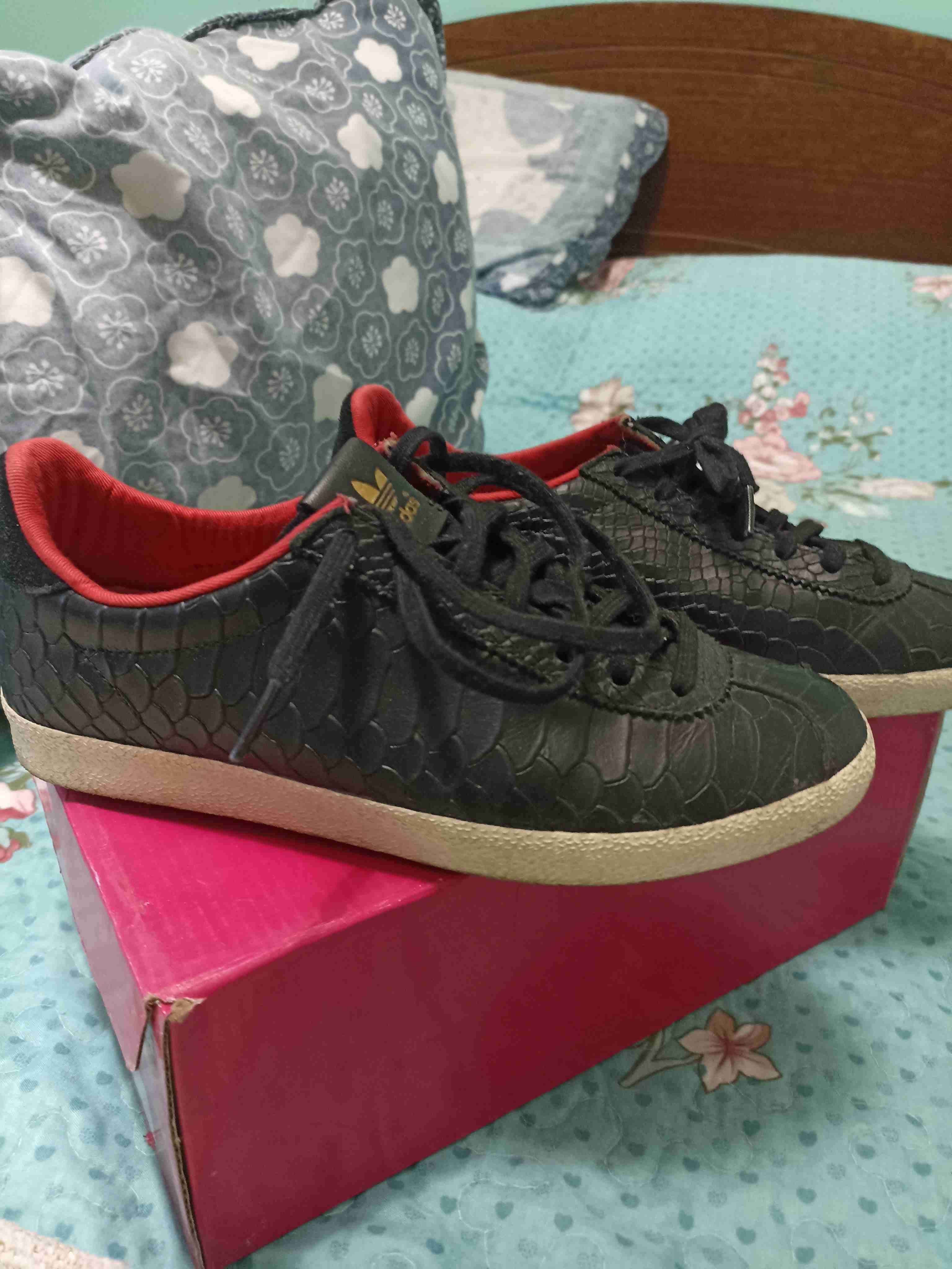 Zapatillas Adidas negras con diseño relieve - miniatura 2