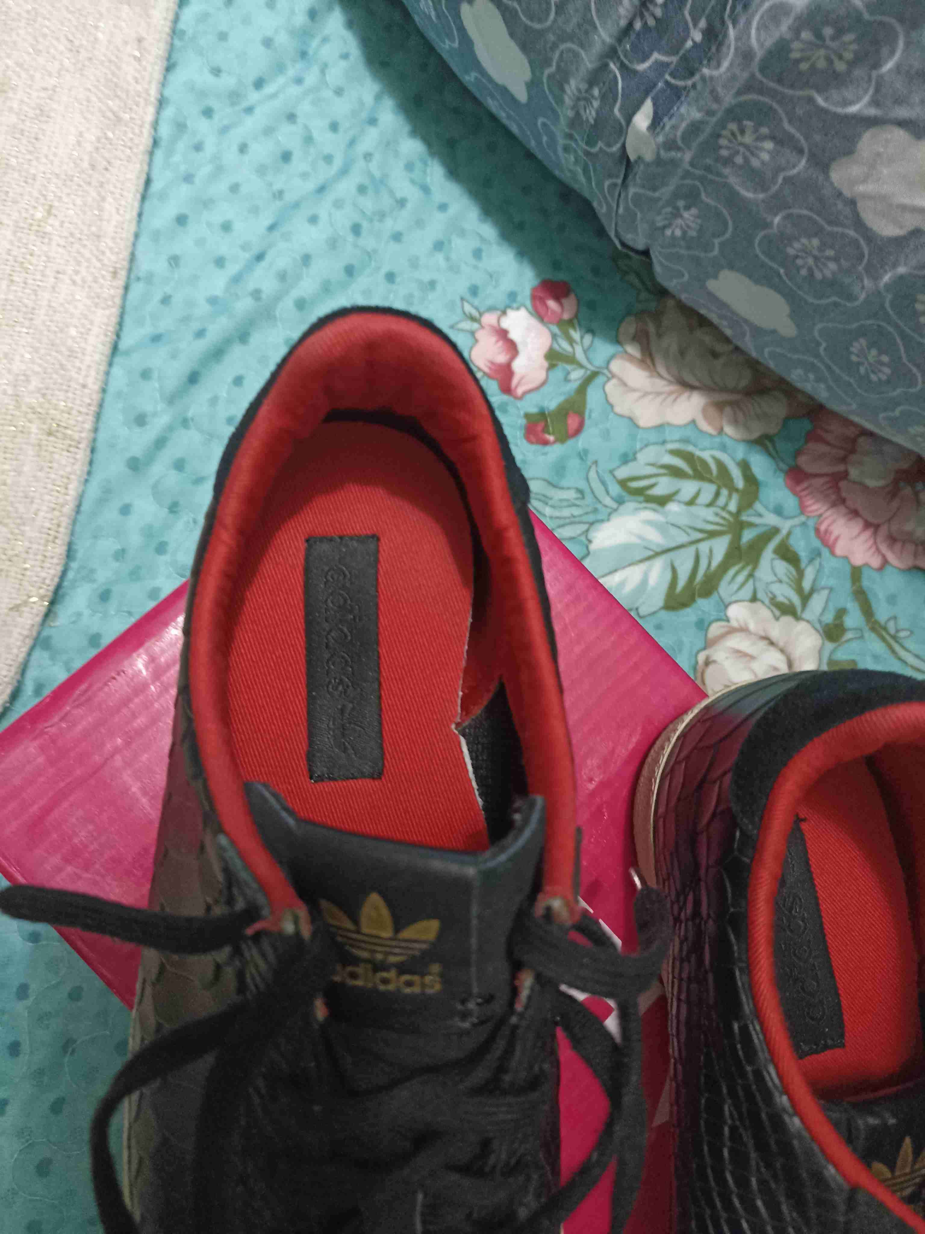 Zapatillas Adidas negras con diseño relieve - miniatura 3