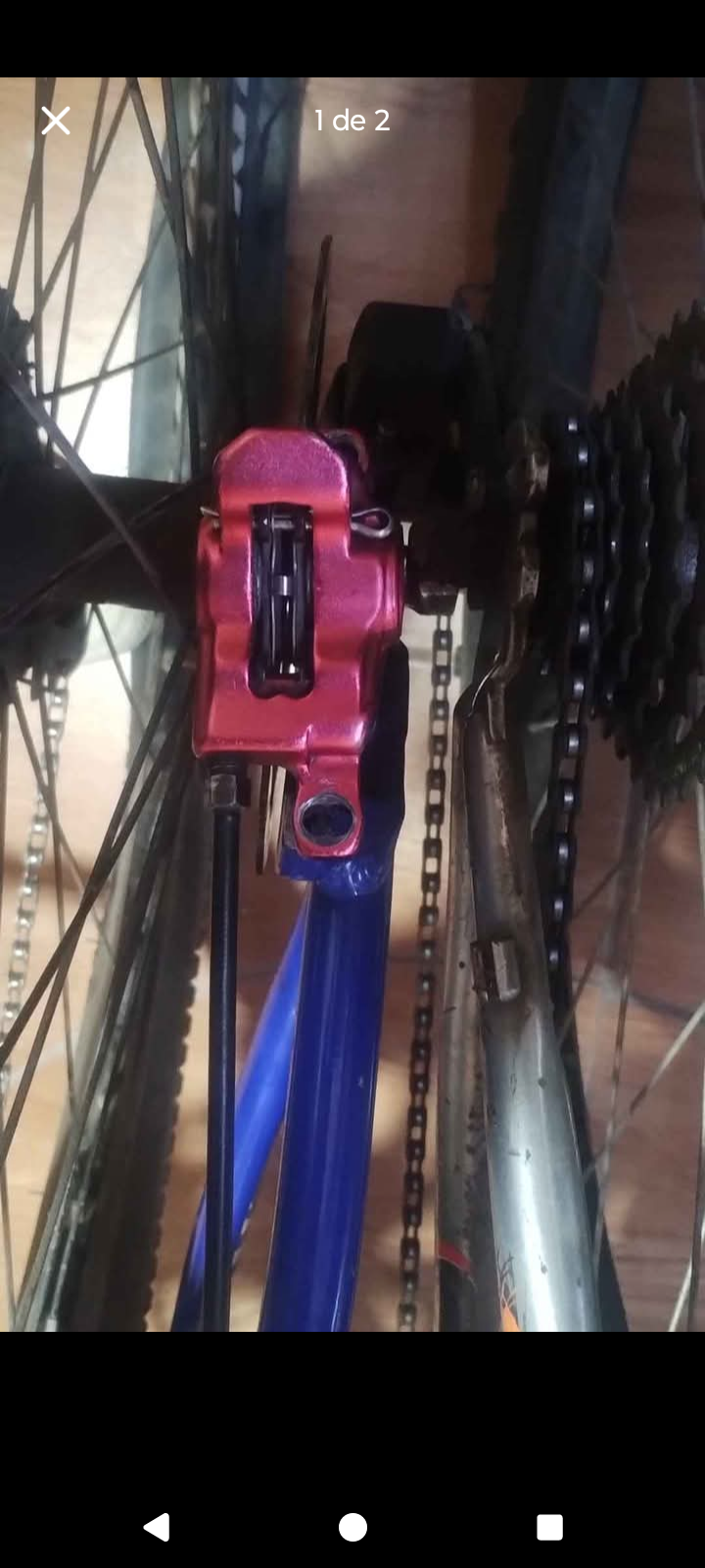 Bicicleta con freno a disco rojo - miniatura 1