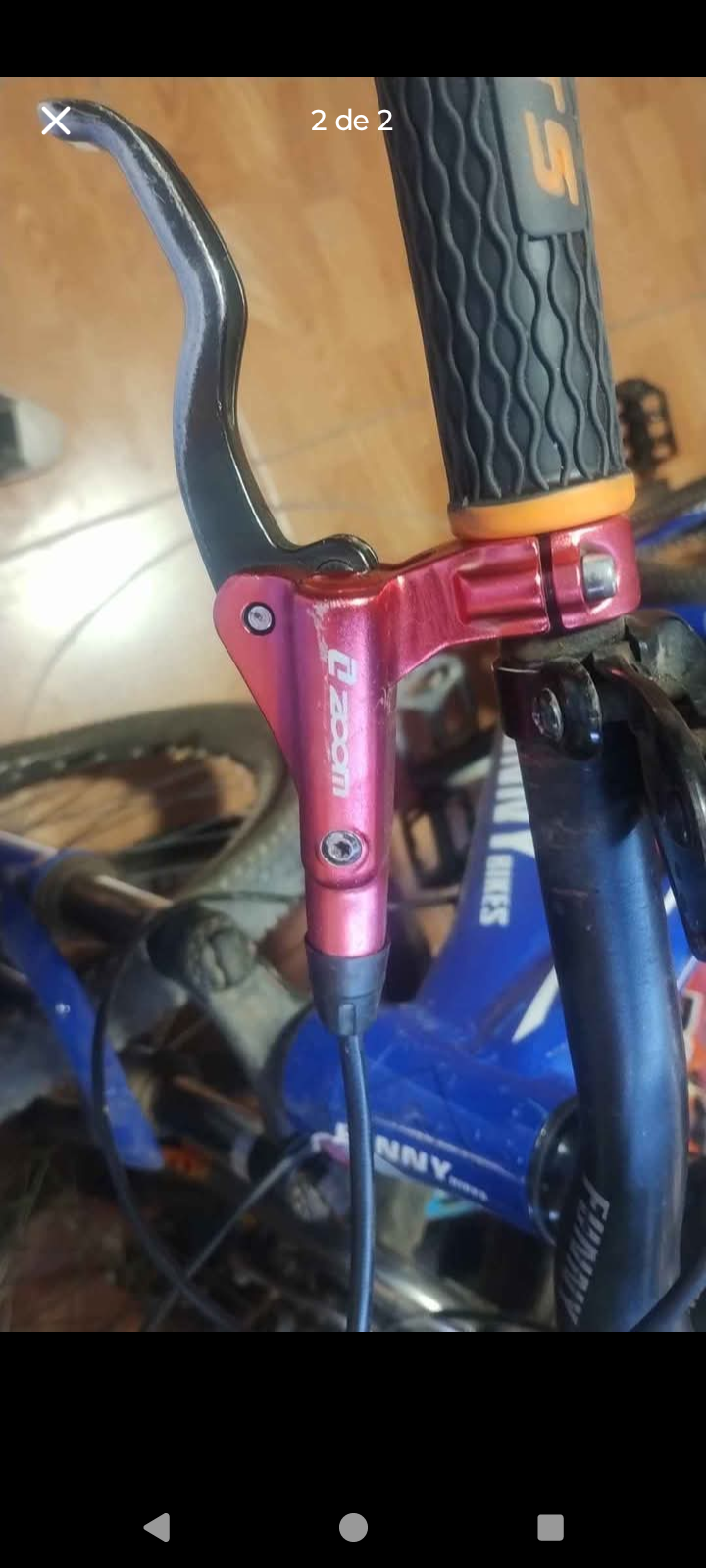 Bicicleta con freno a disco rojo - miniatura 2