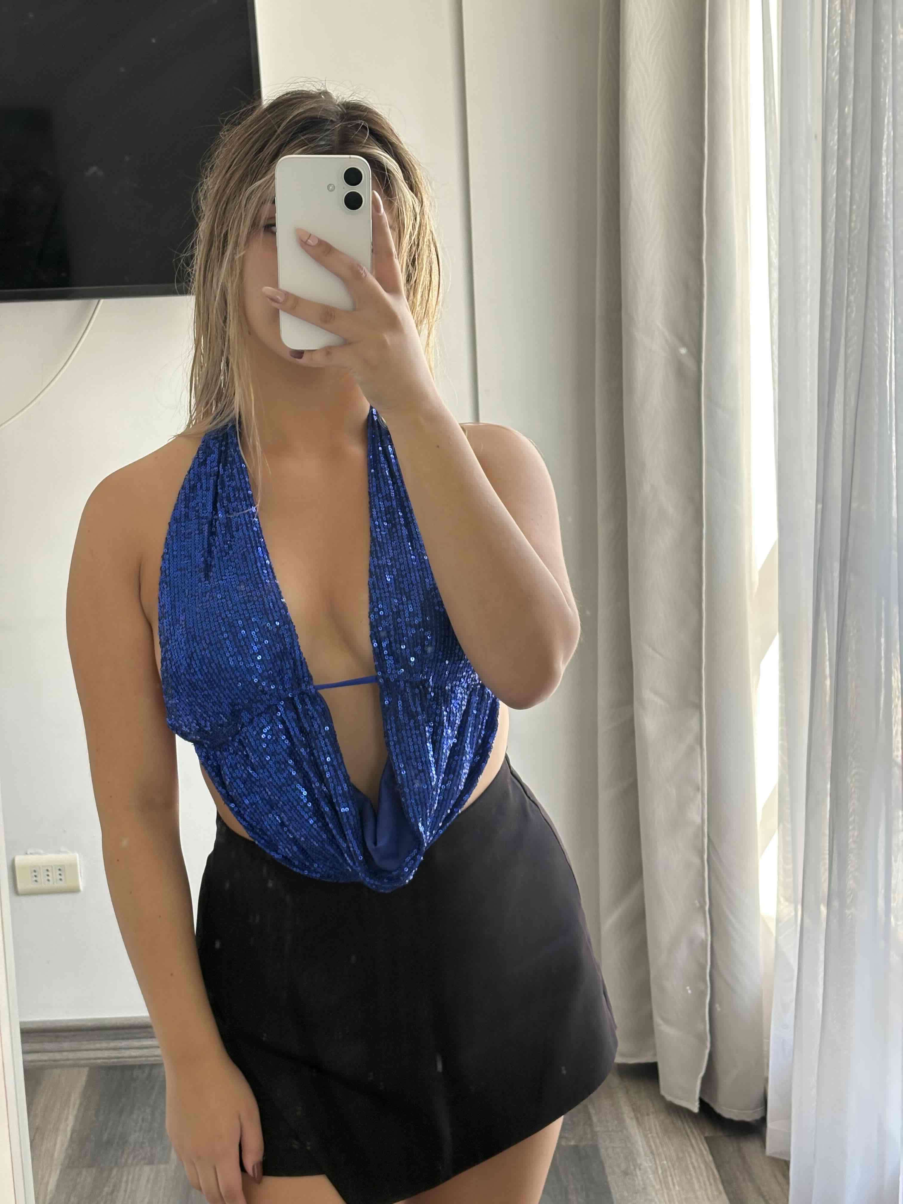 Top escotado azul con lentejuelas