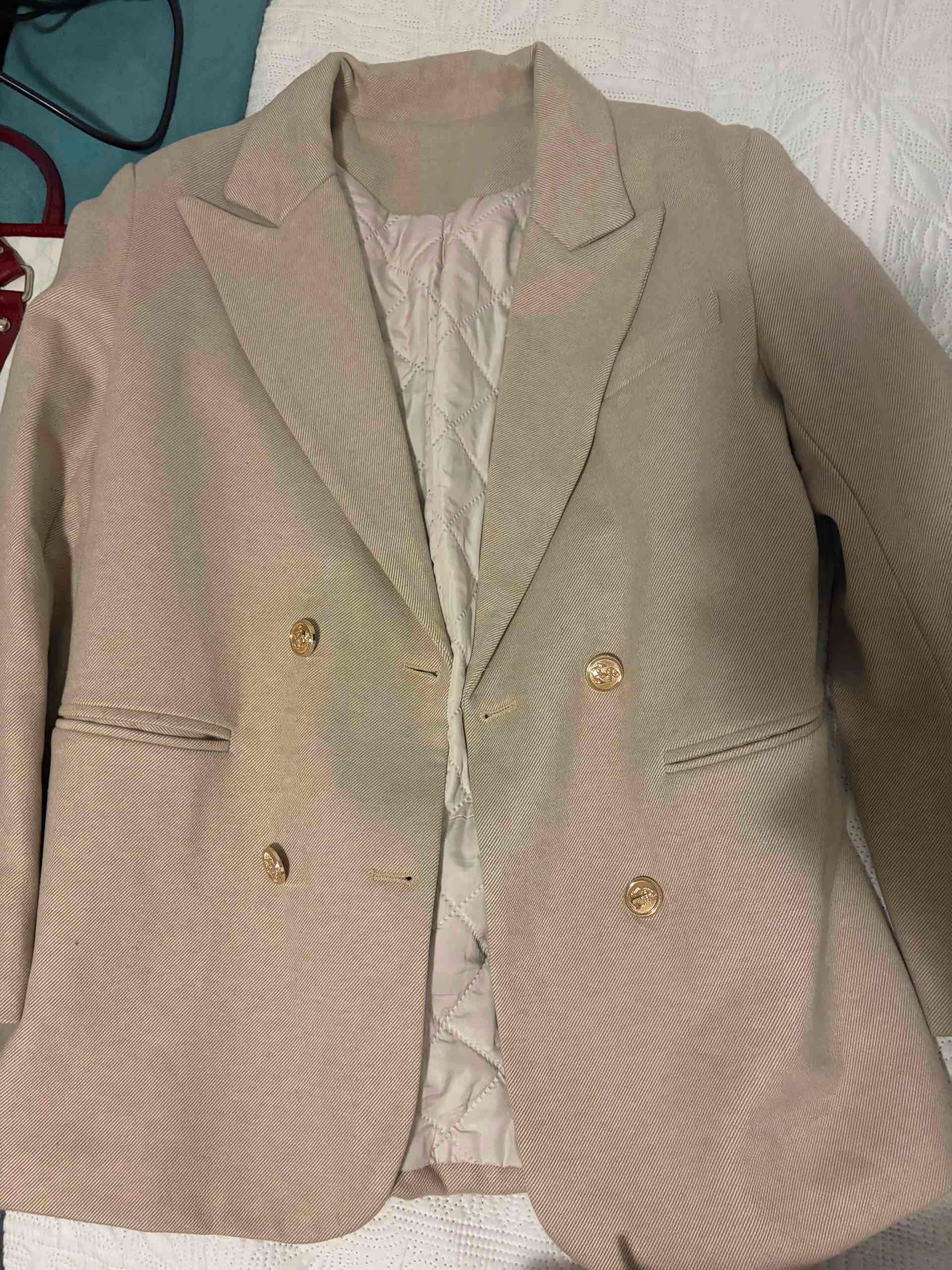 Blazer beige botones dorados