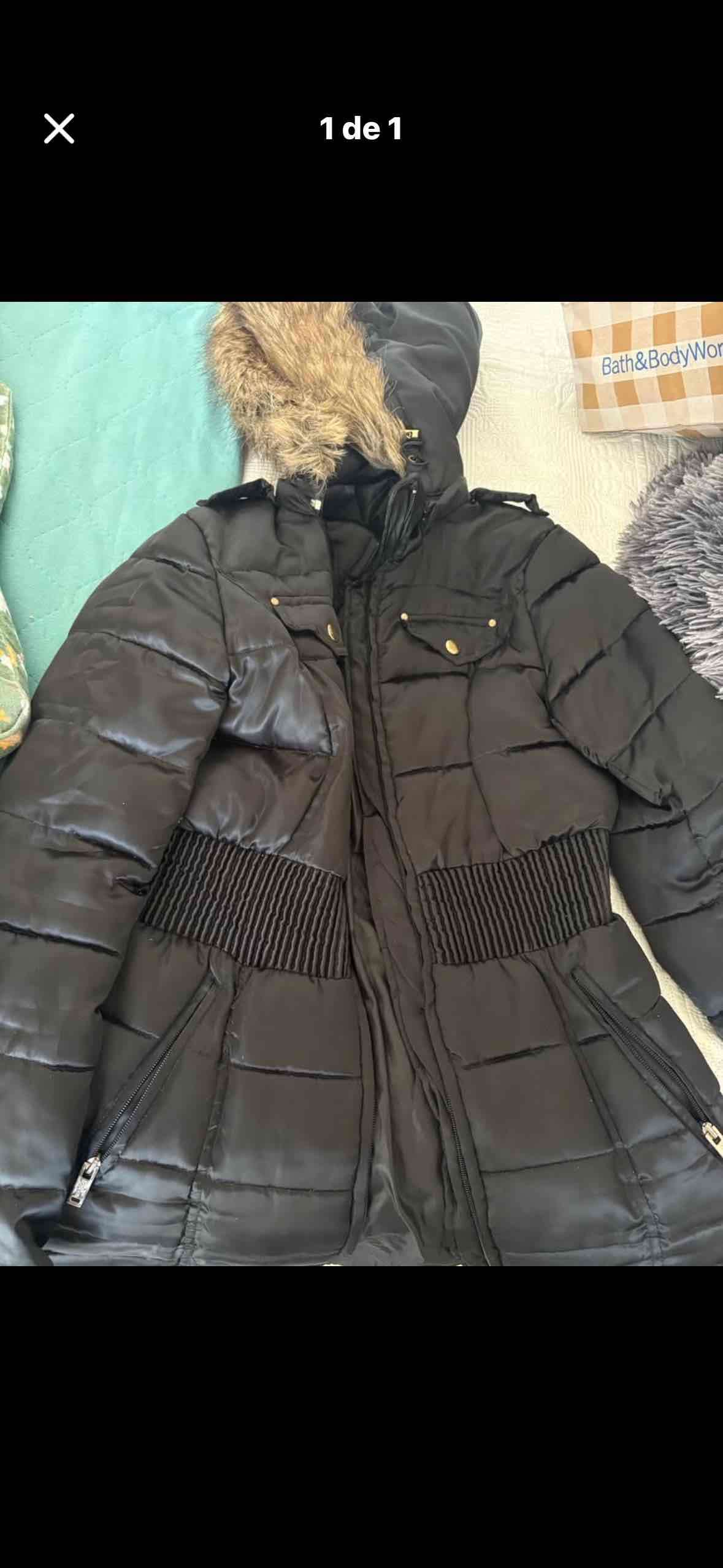 Parka negra con capucha