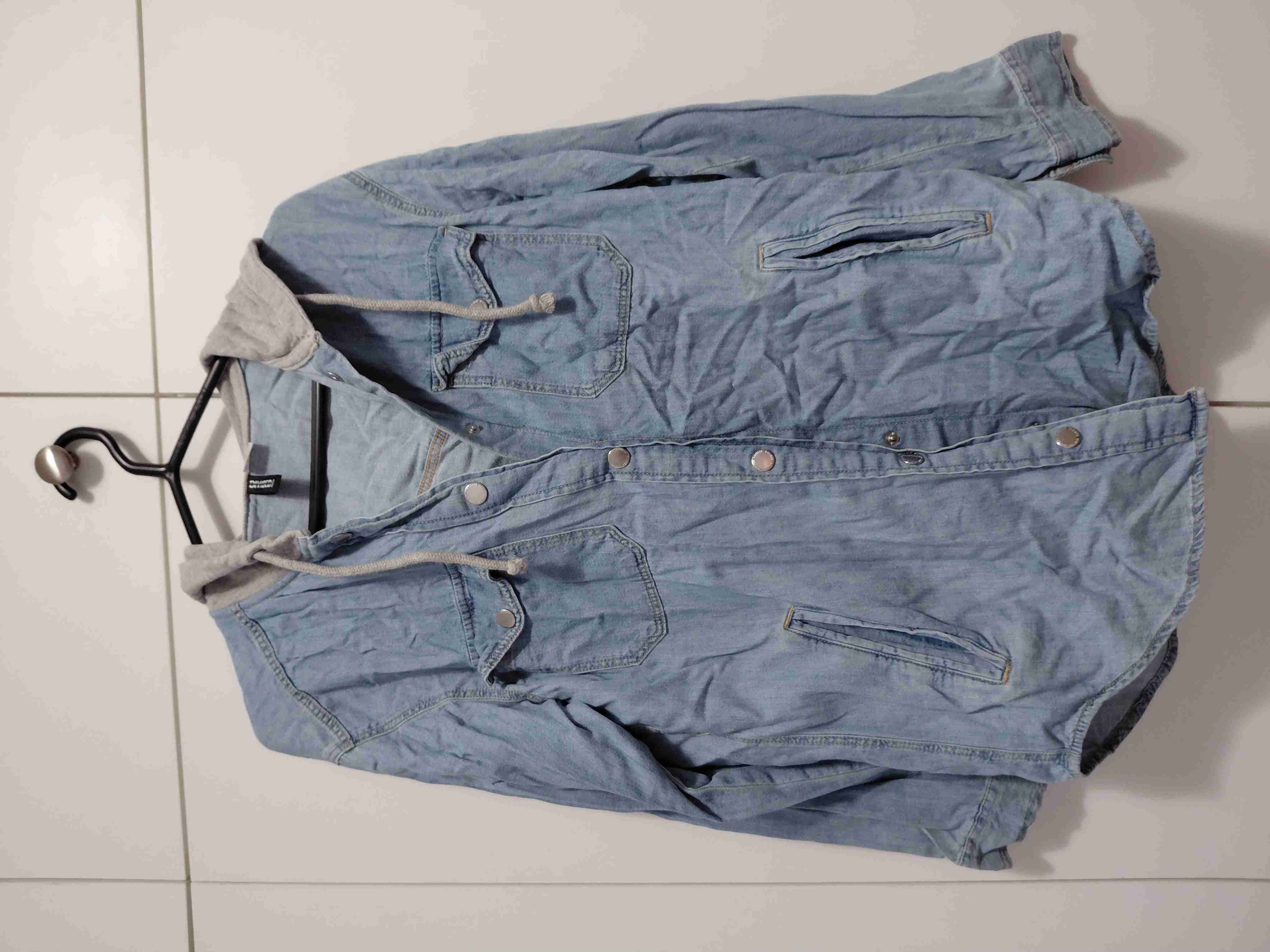 Chaqueta Denim Light con Gorro H&M 🧥 - miniatura 1