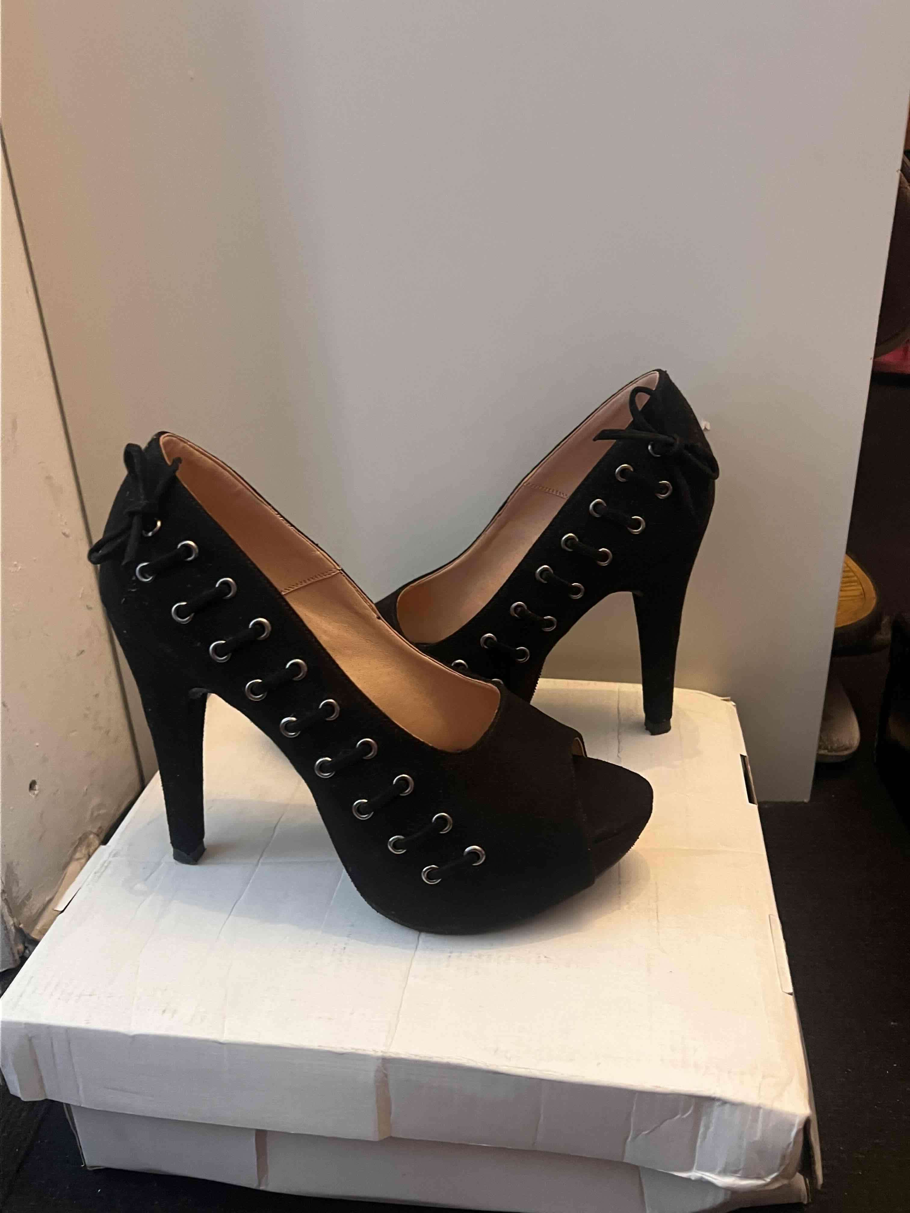 Tacones negros con cordones - 2