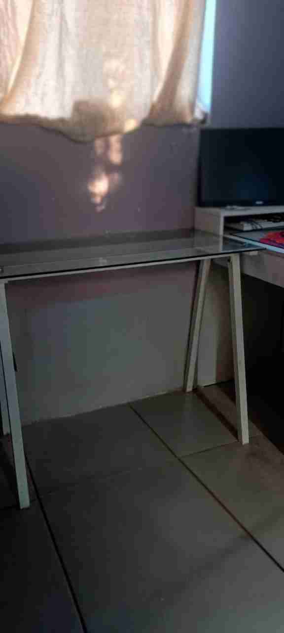 Escritorio de vidrio moderno - 1