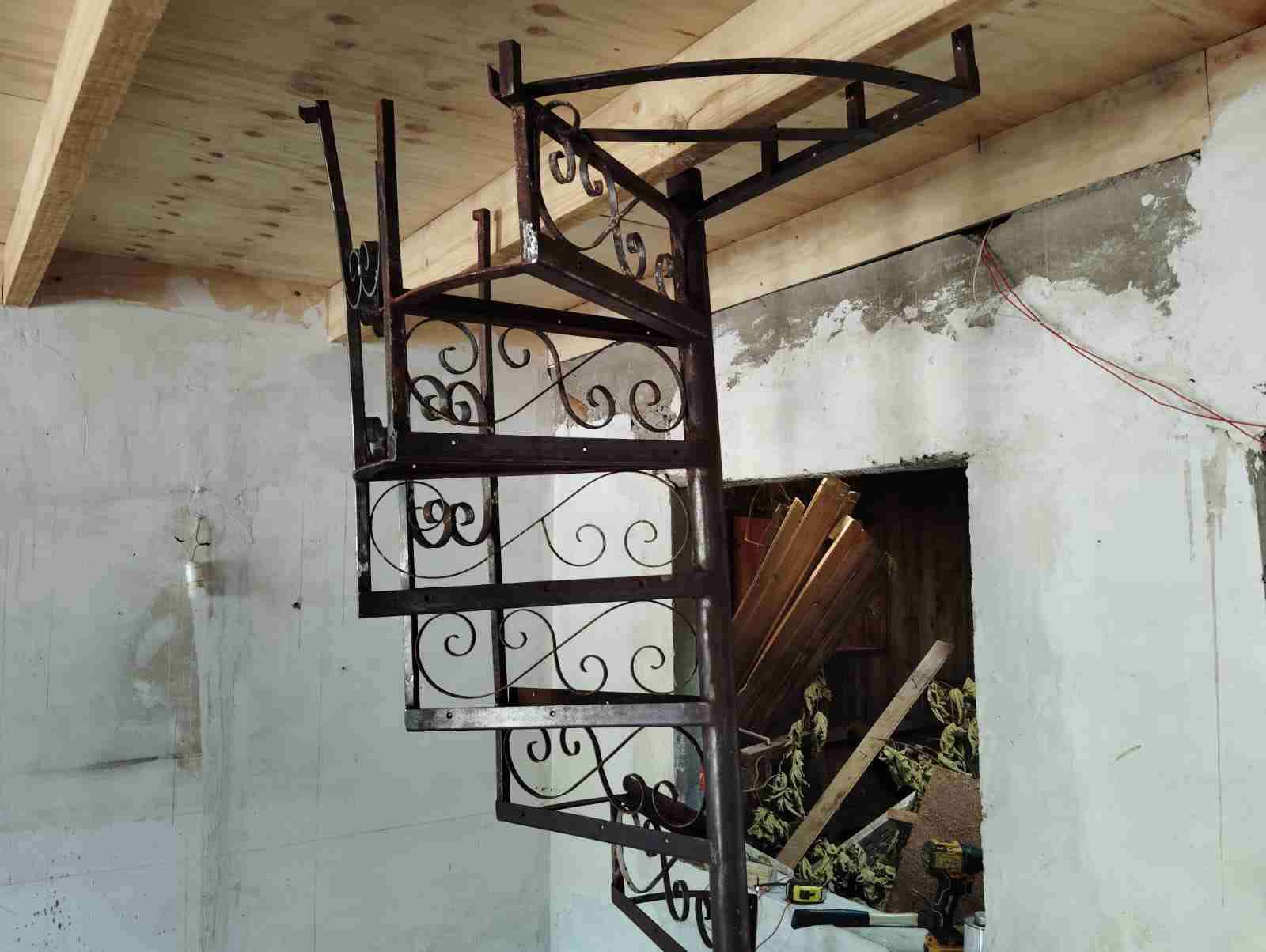 Escalera caracol metálica - miniatura 1