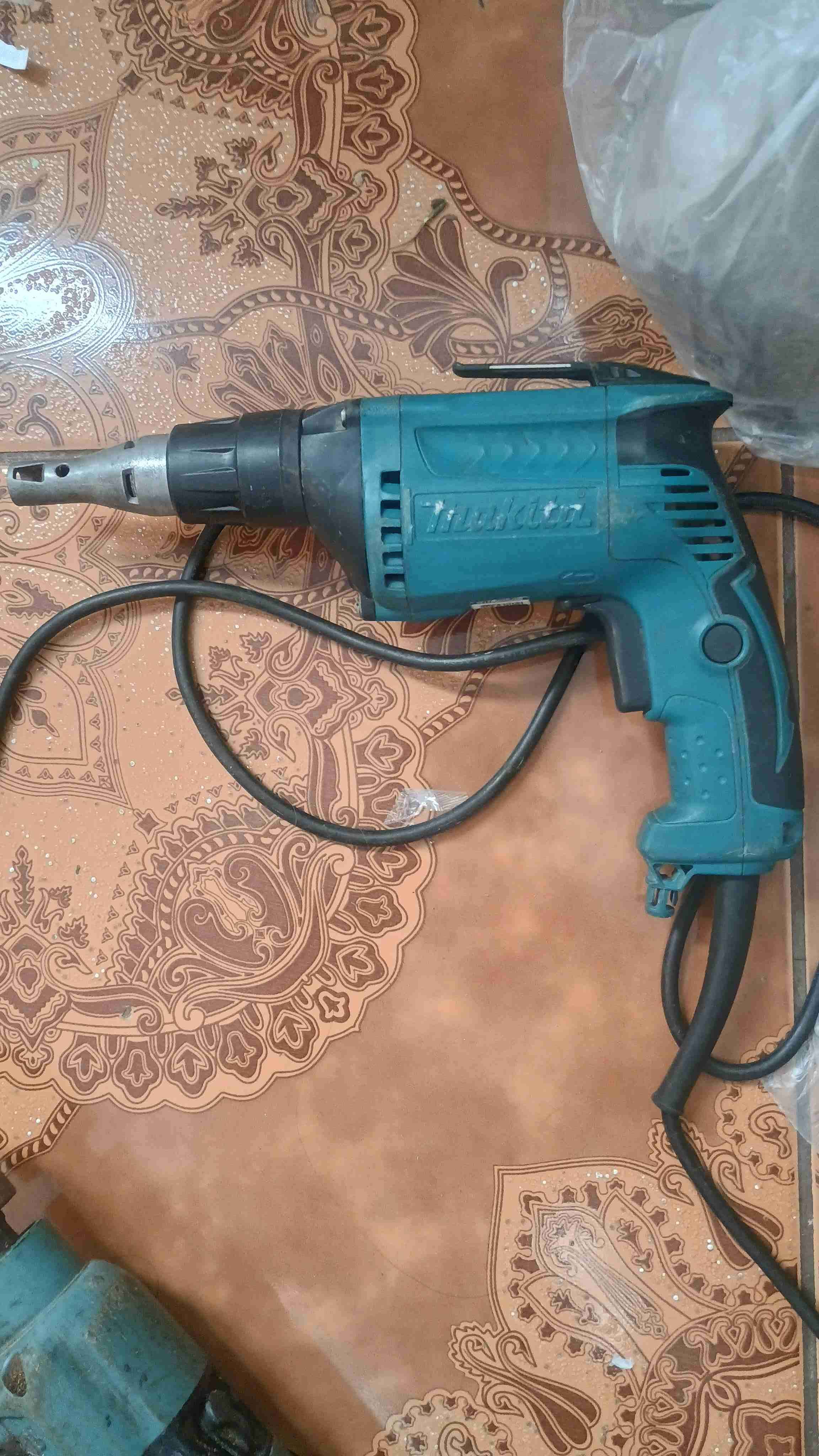 Taladro Makita eléctrico usado
