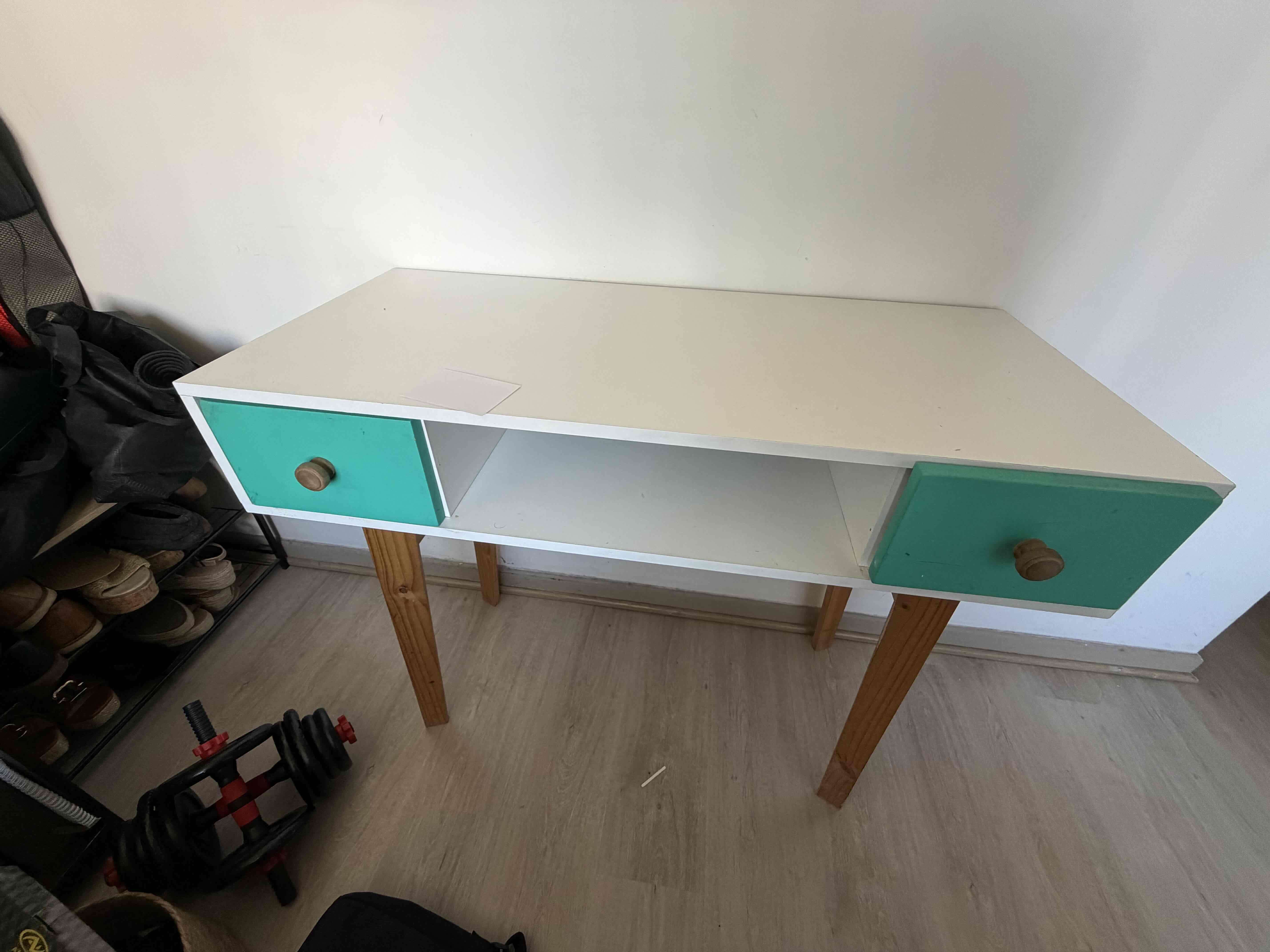 Escritorio blanco con cajones verdes - miniatura 1