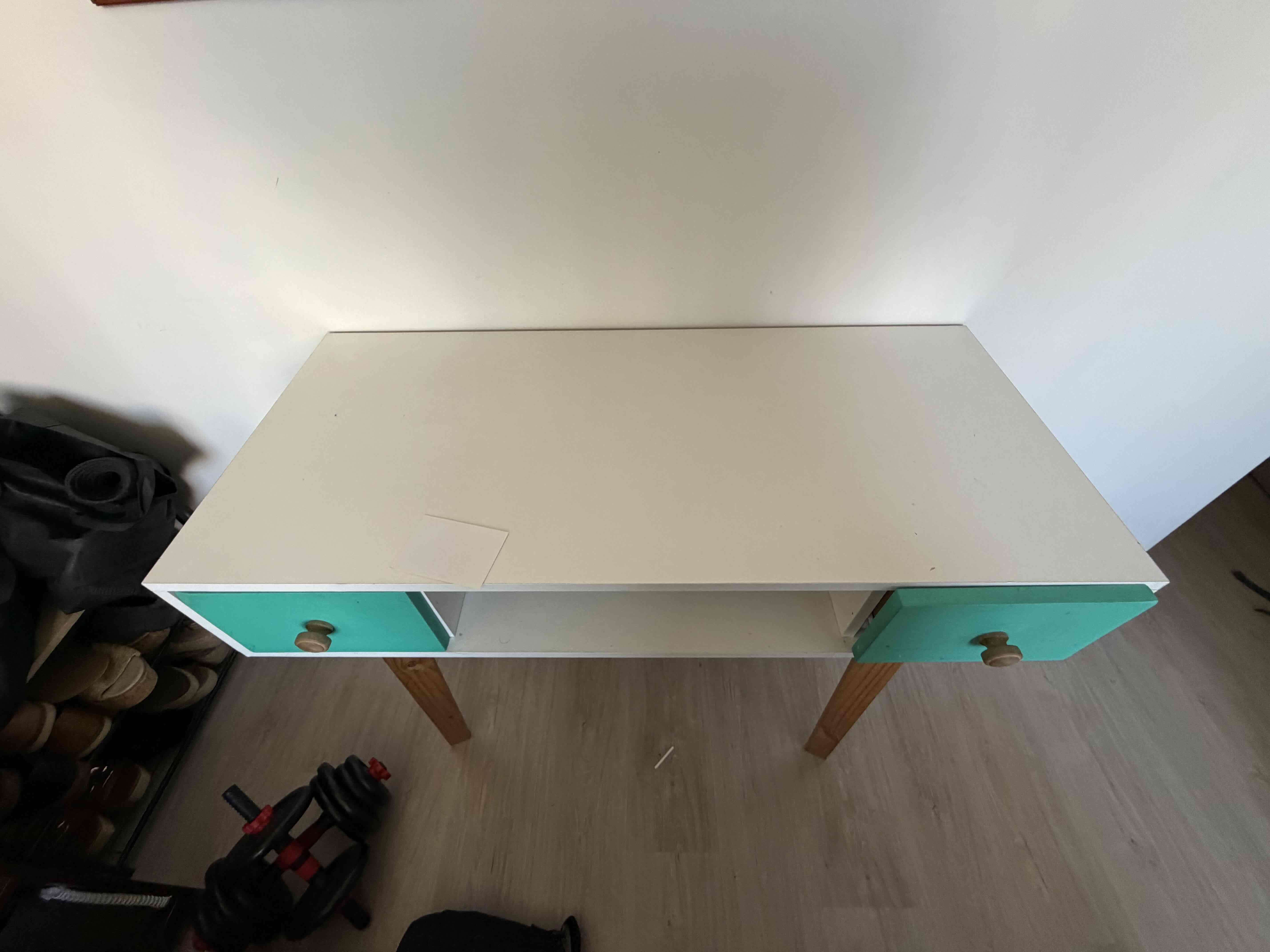 Escritorio blanco con cajones verdes - miniatura 2