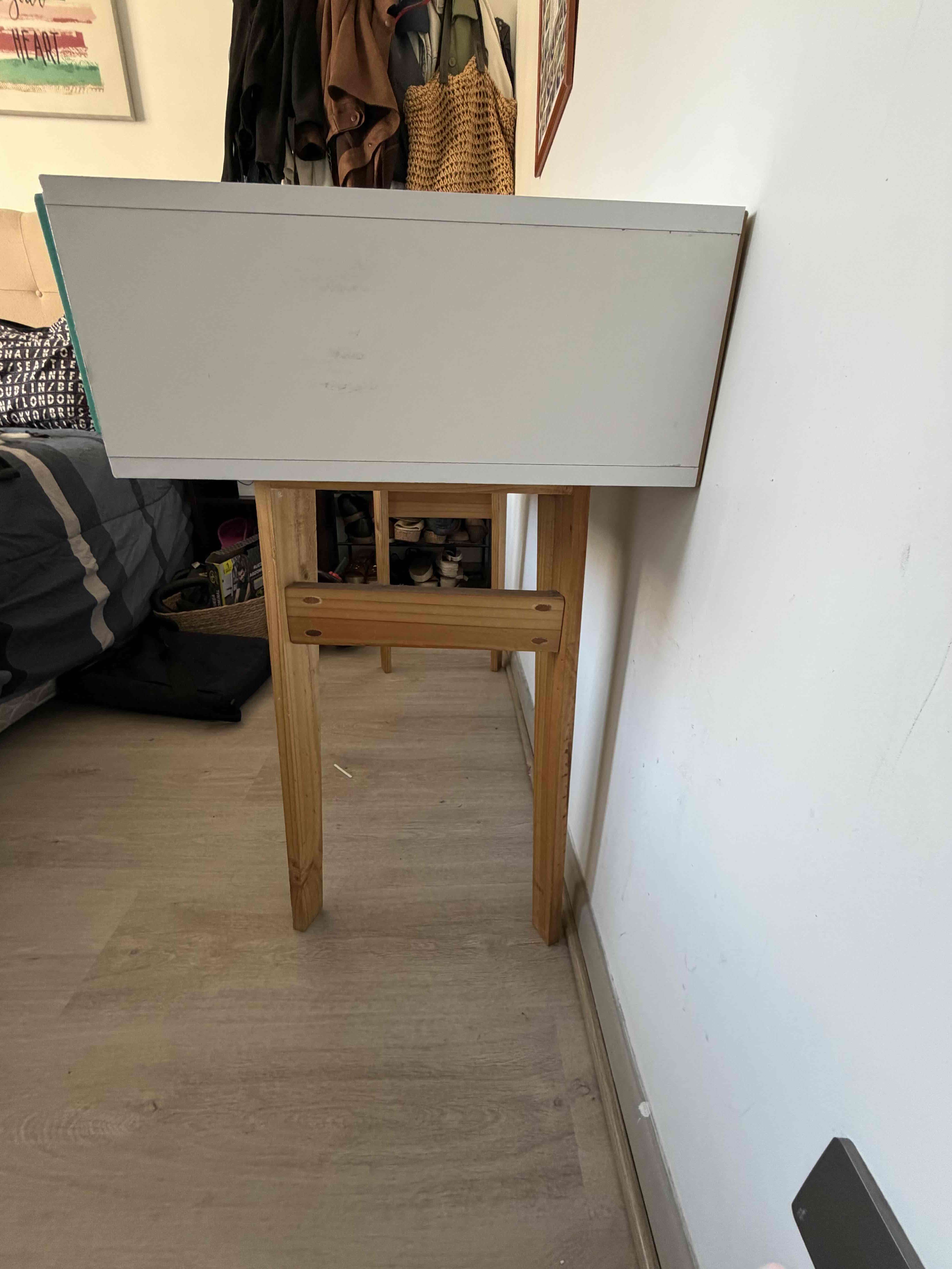 Escritorio blanco con cajones verdes - miniatura 4