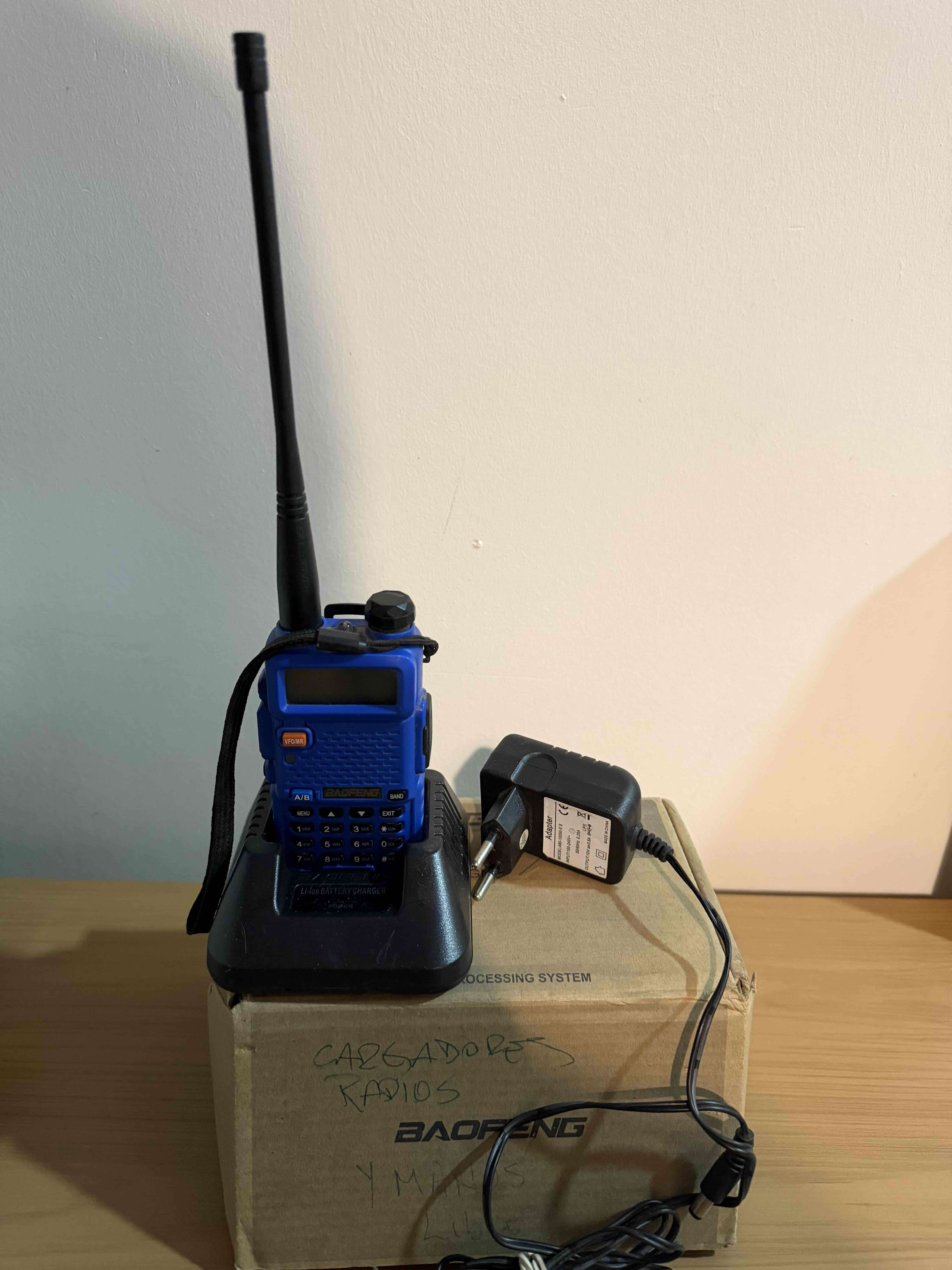 Radio Baofeng azul con accesorios - miniatura 2