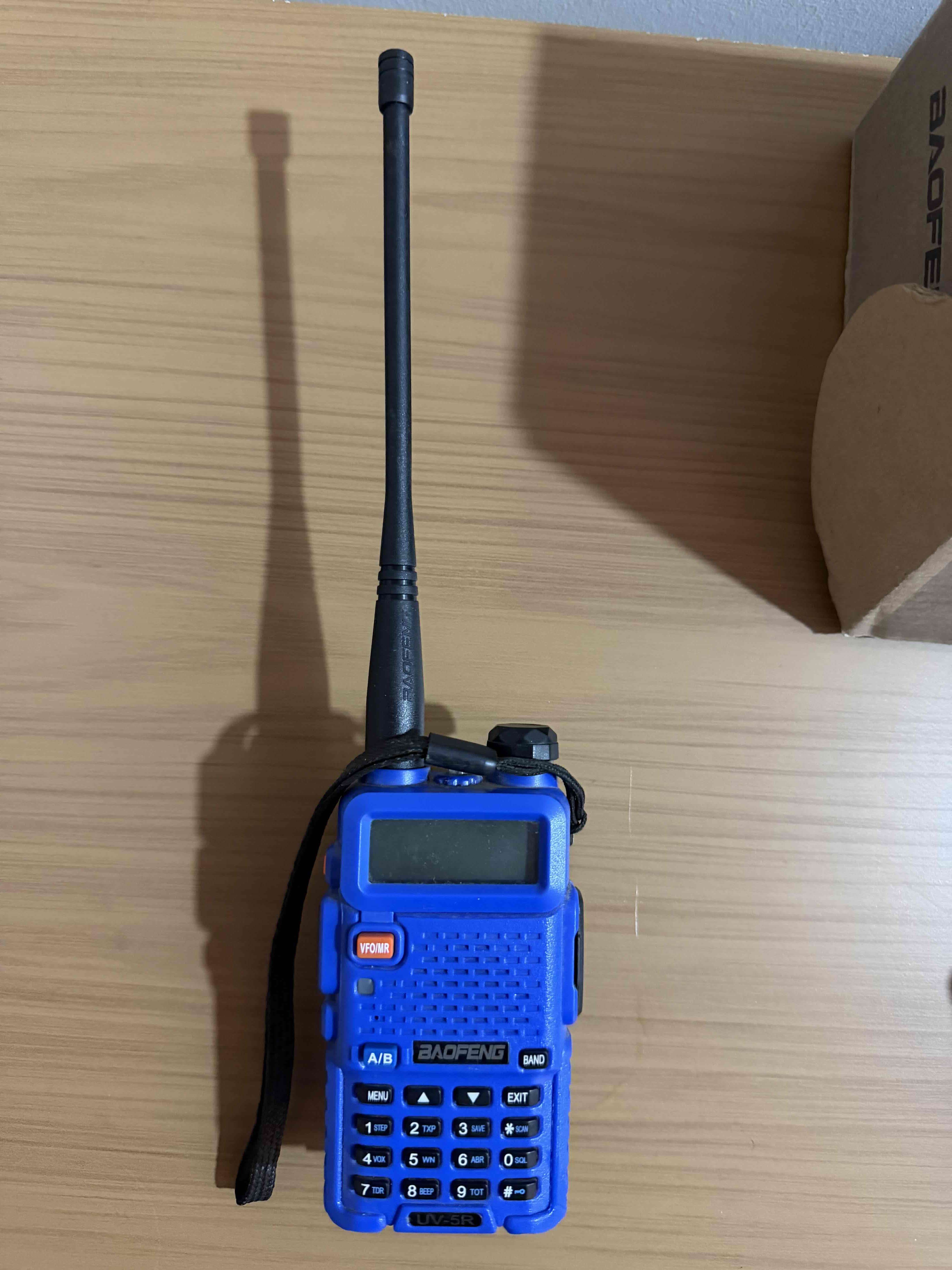 Radio Baofeng azul con accesorios - miniatura 3