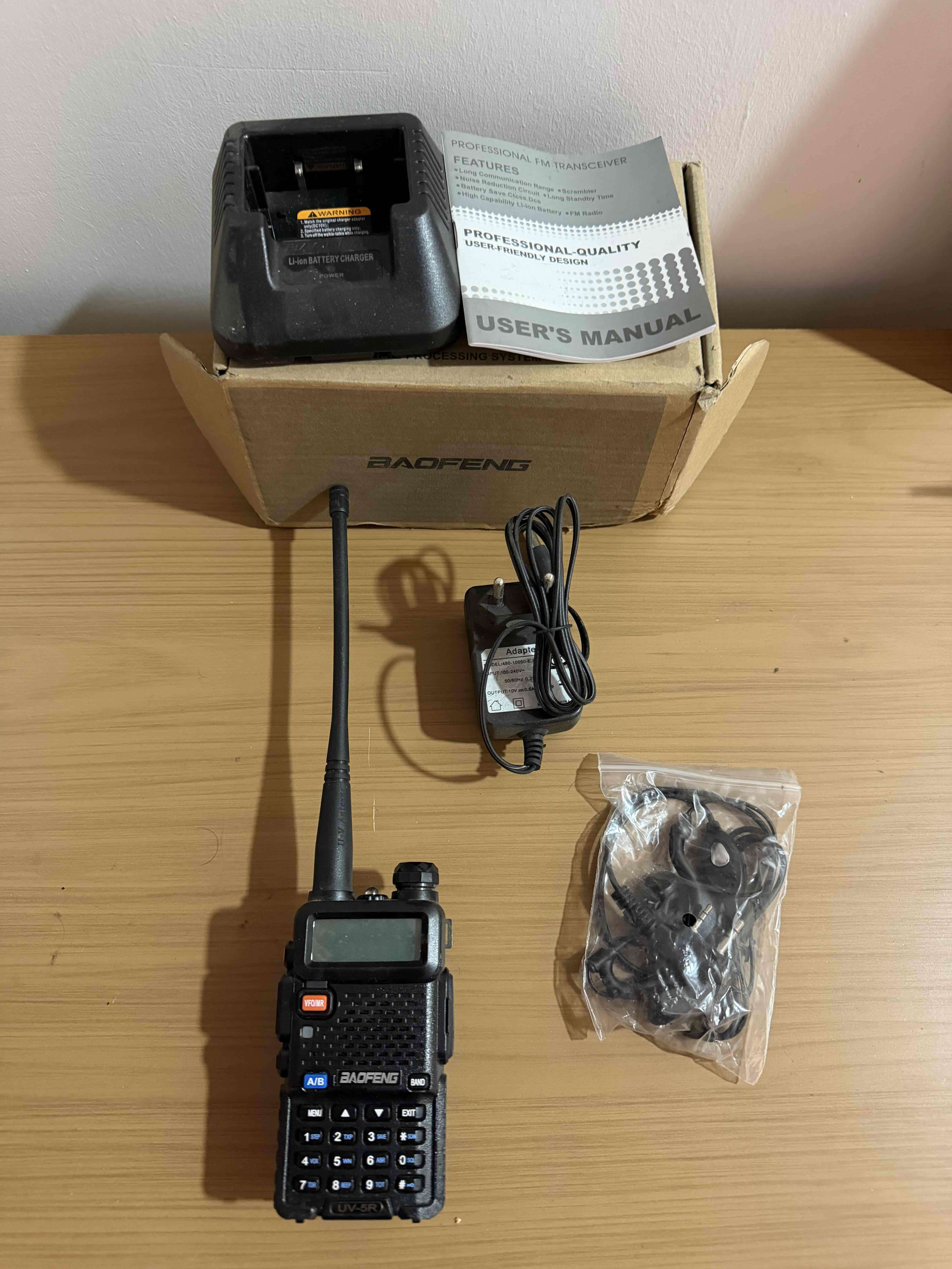Radio Baofeng UV-5R con cargador - miniatura 1