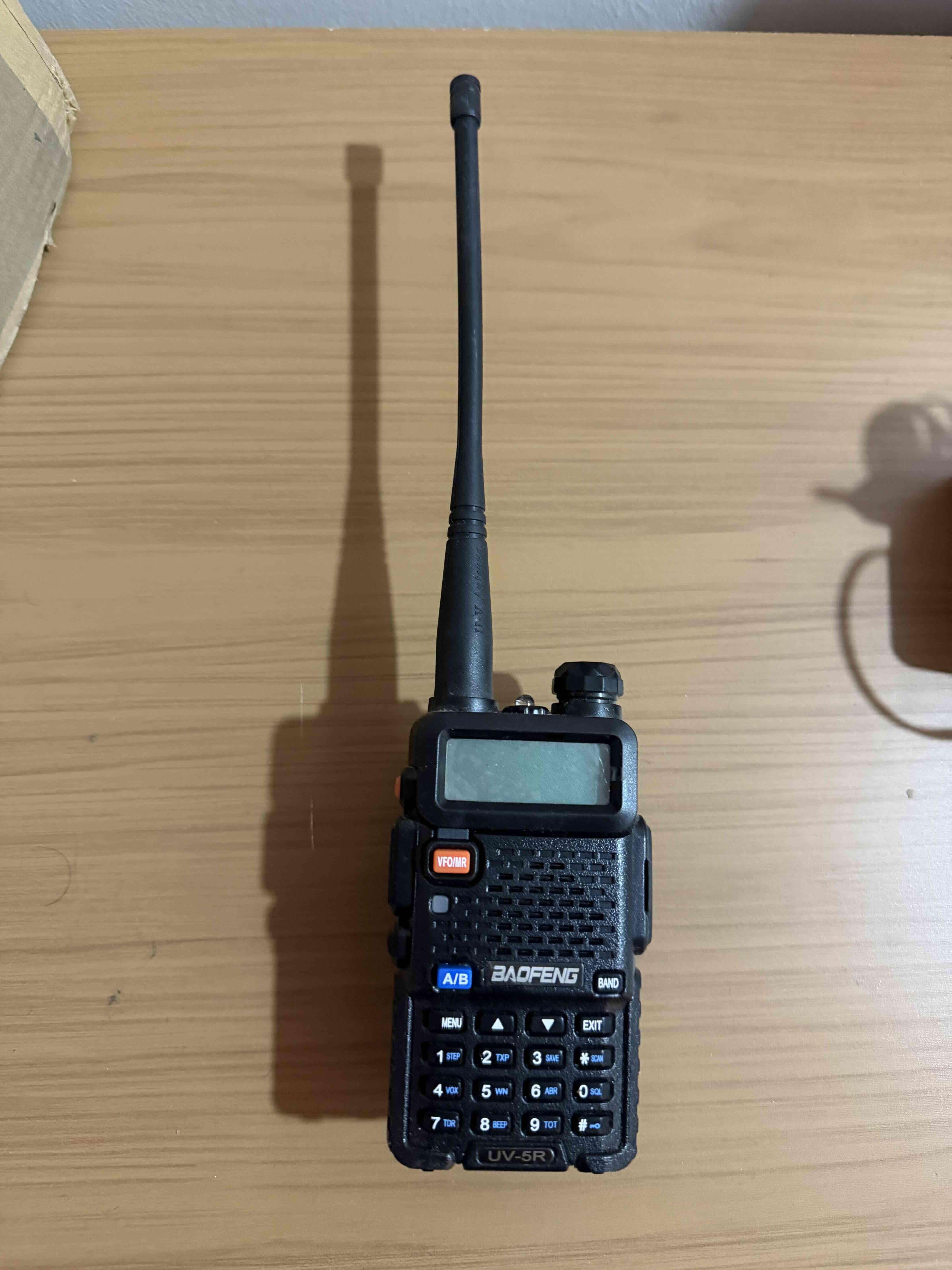 Radio Baofeng UV-5R con cargador - miniatura 2