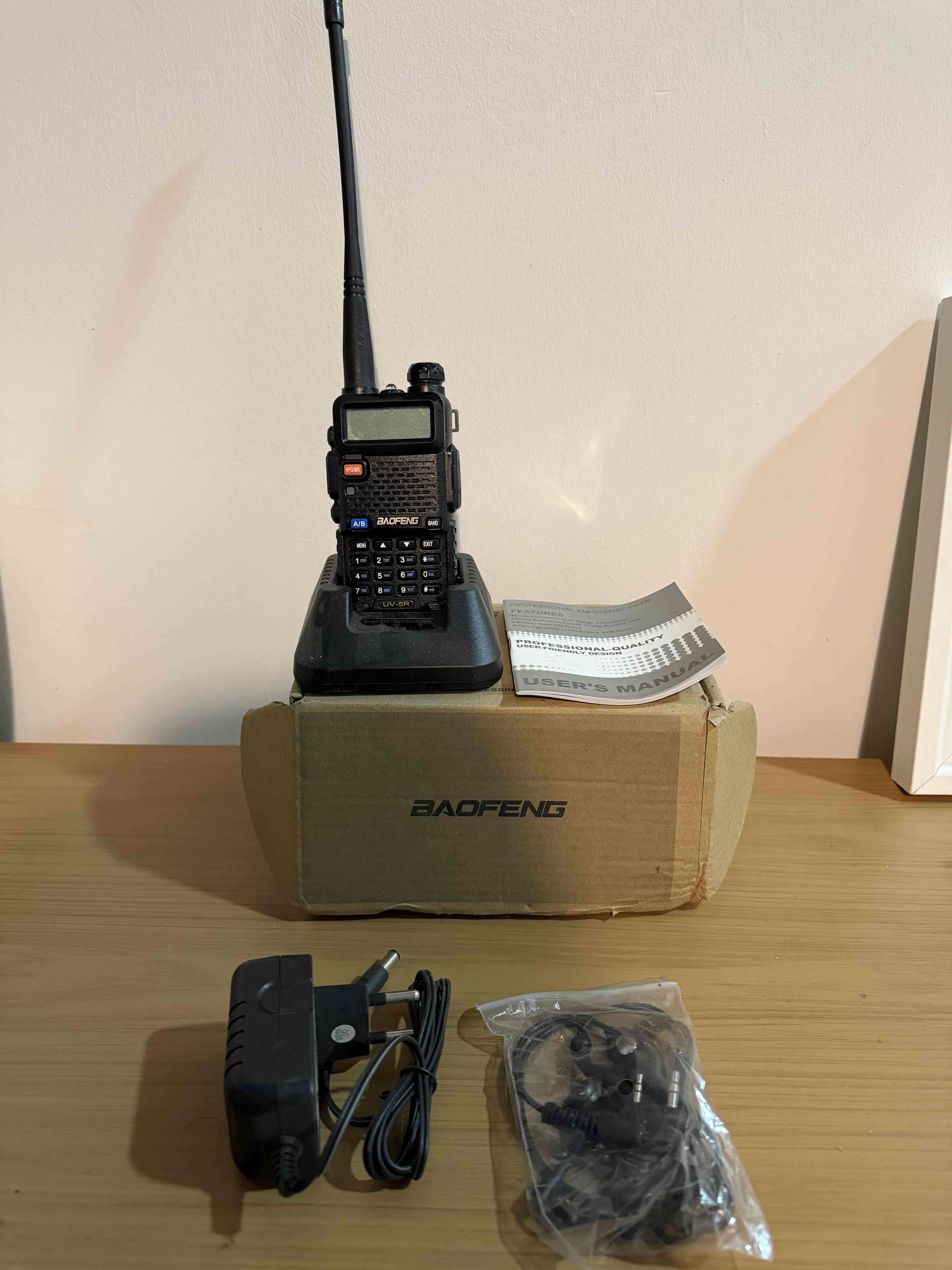 Radio Baofeng UV-5R con cargador - miniatura 3