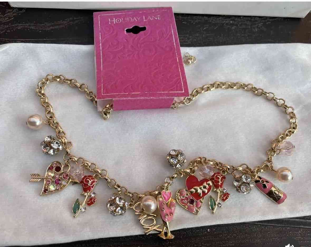 Collar con dijes románticos