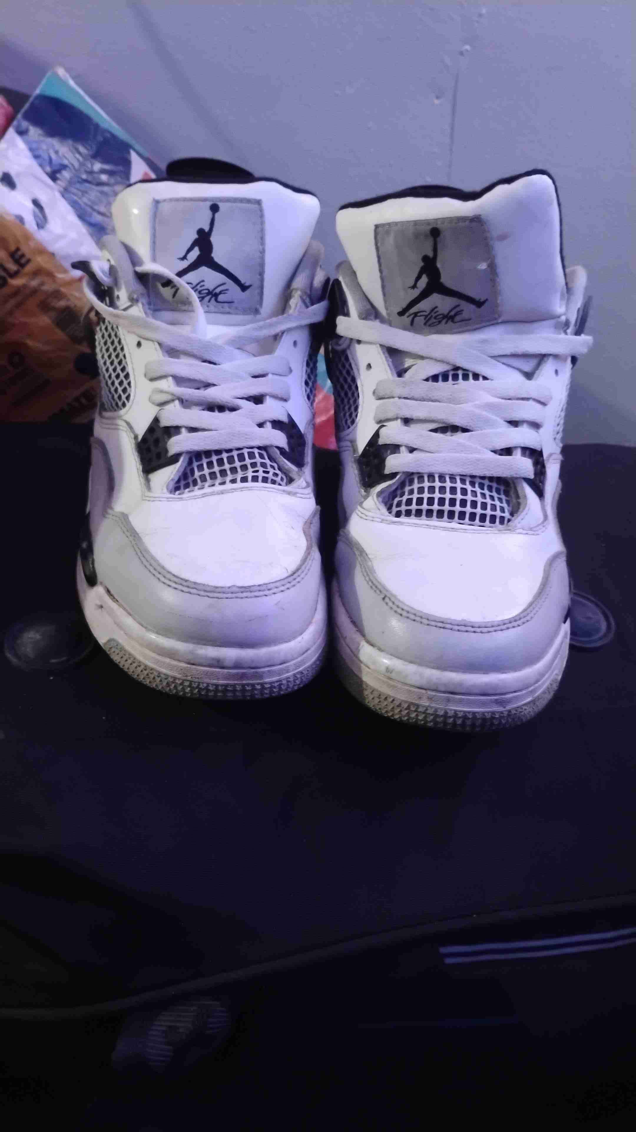 Zapatillas deportivas blancas y negras - miniatura 1