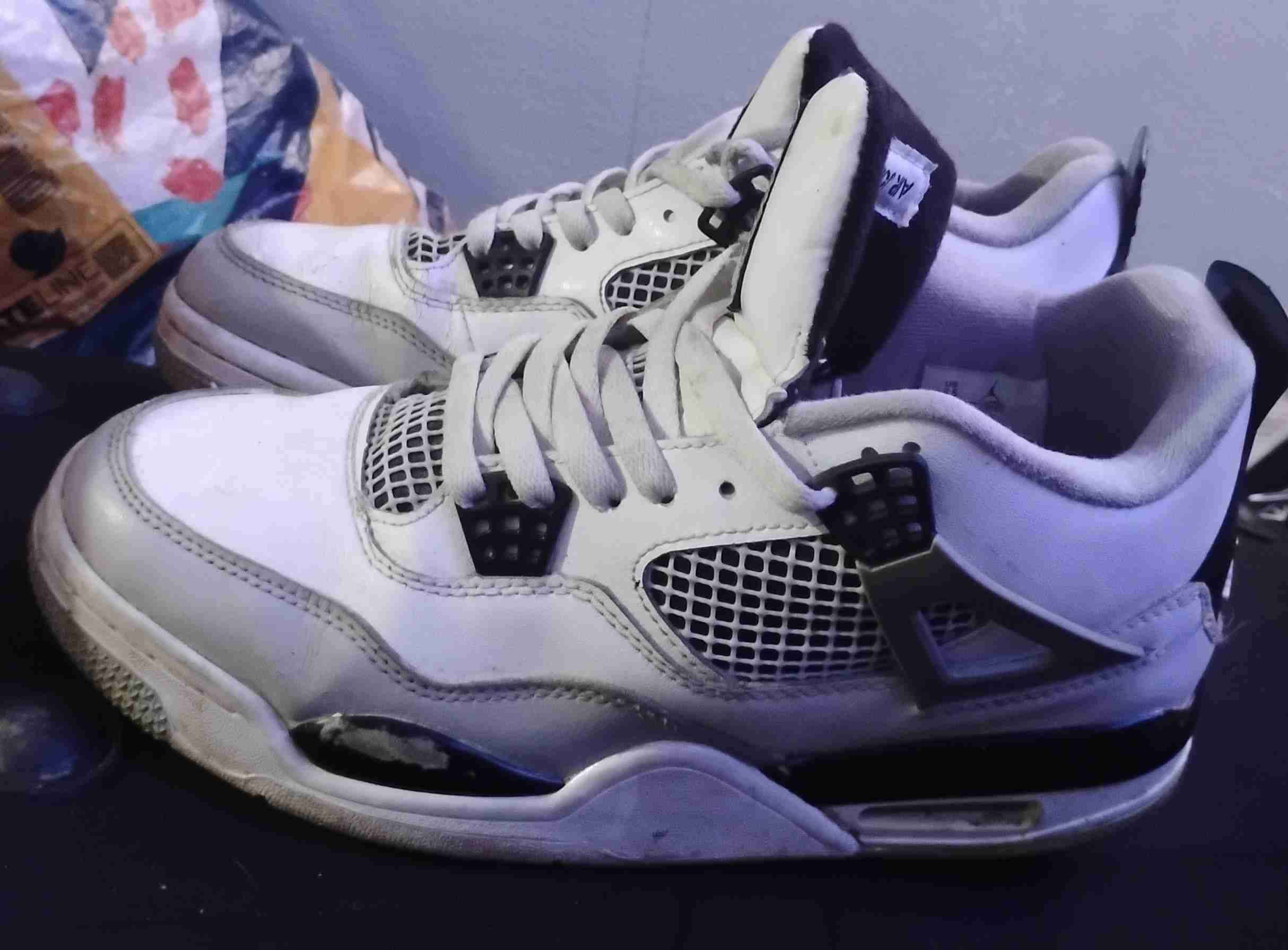 Zapatillas deportivas blancas y negras - miniatura 2