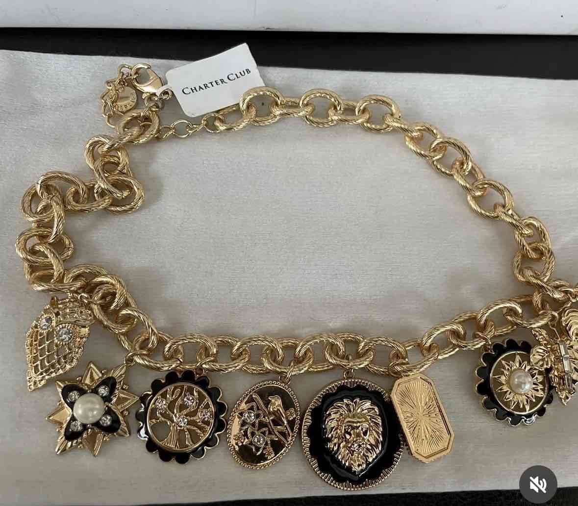 Collar dorado con dijes decorativos