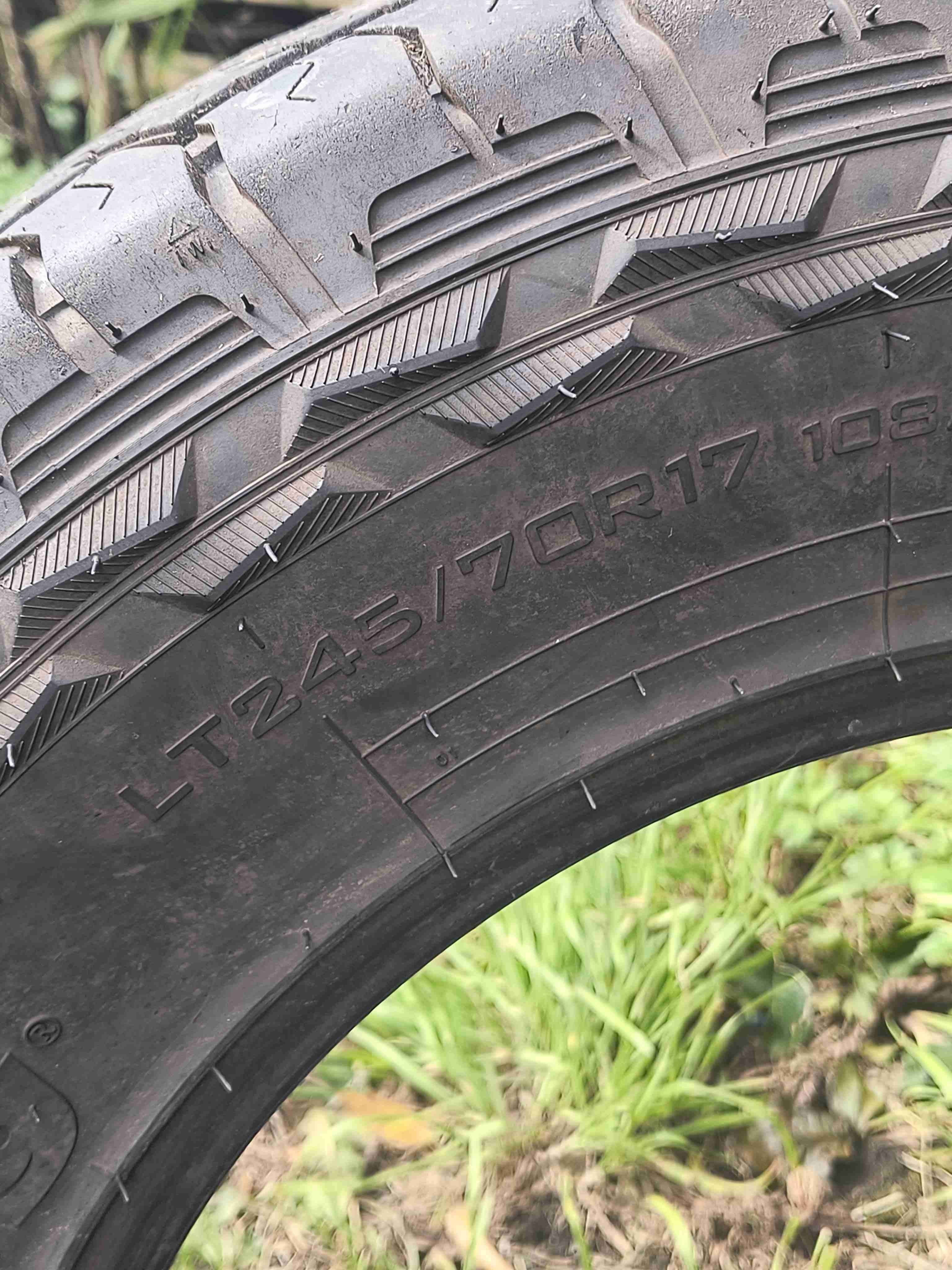 Neumático LT245/70R17 usado - 1