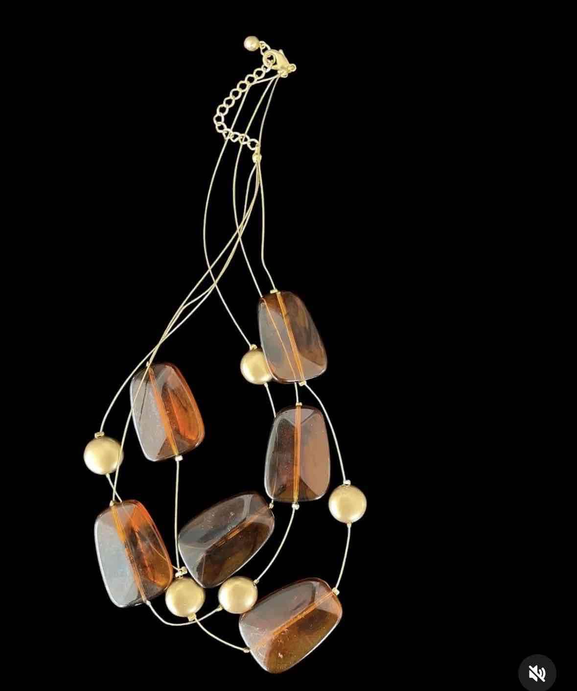 Collar con cuentas ámbar y doradas