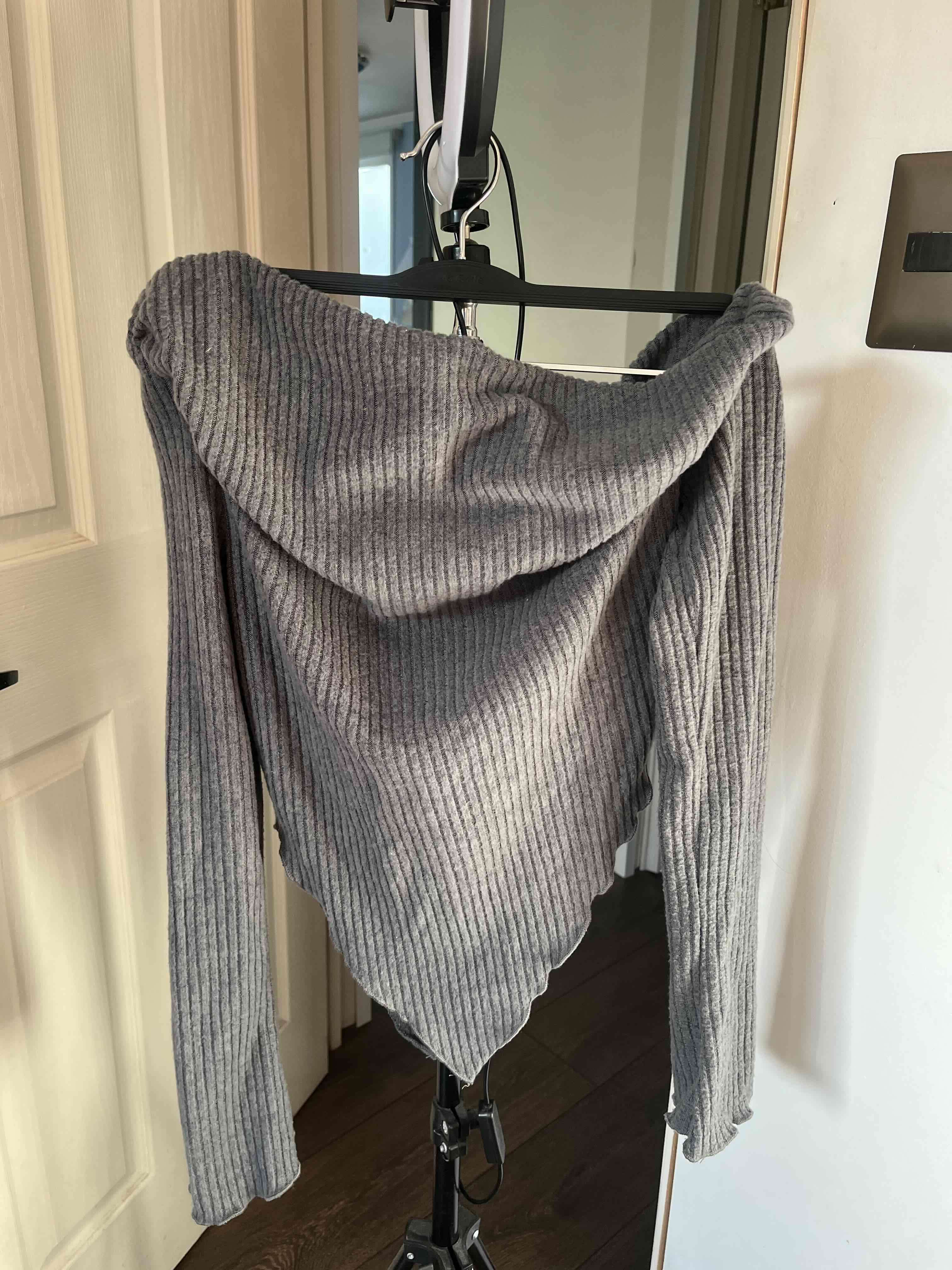 Polera gris manga larga