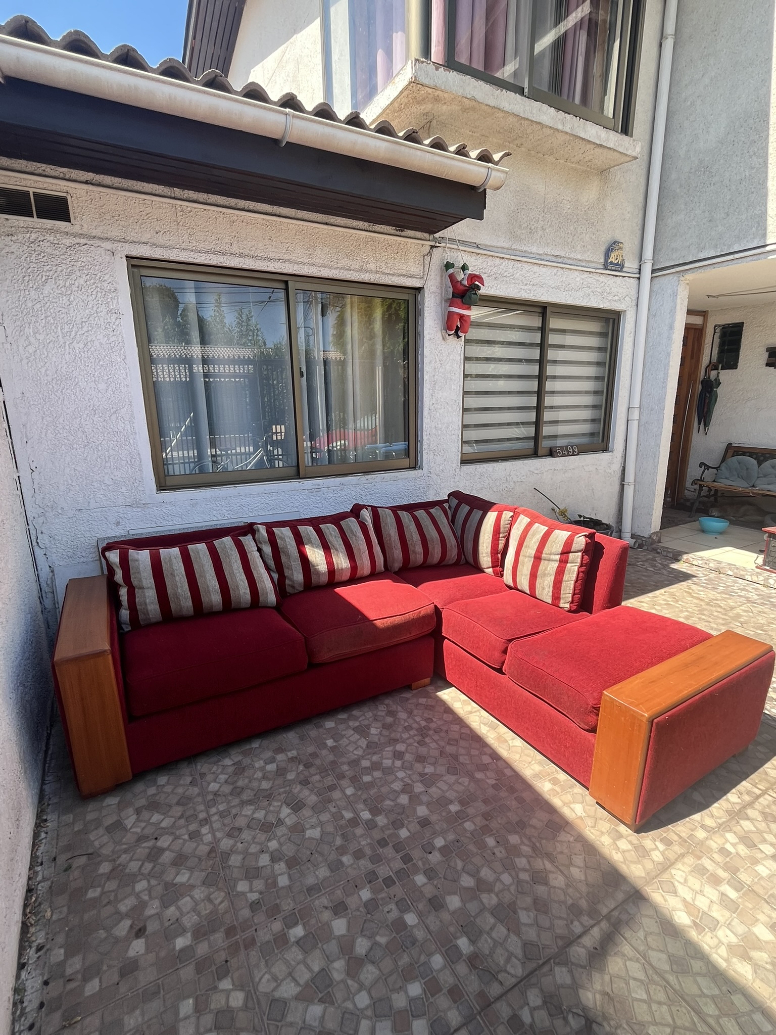 Sofá rojo con brazos de madera - miniatura 1