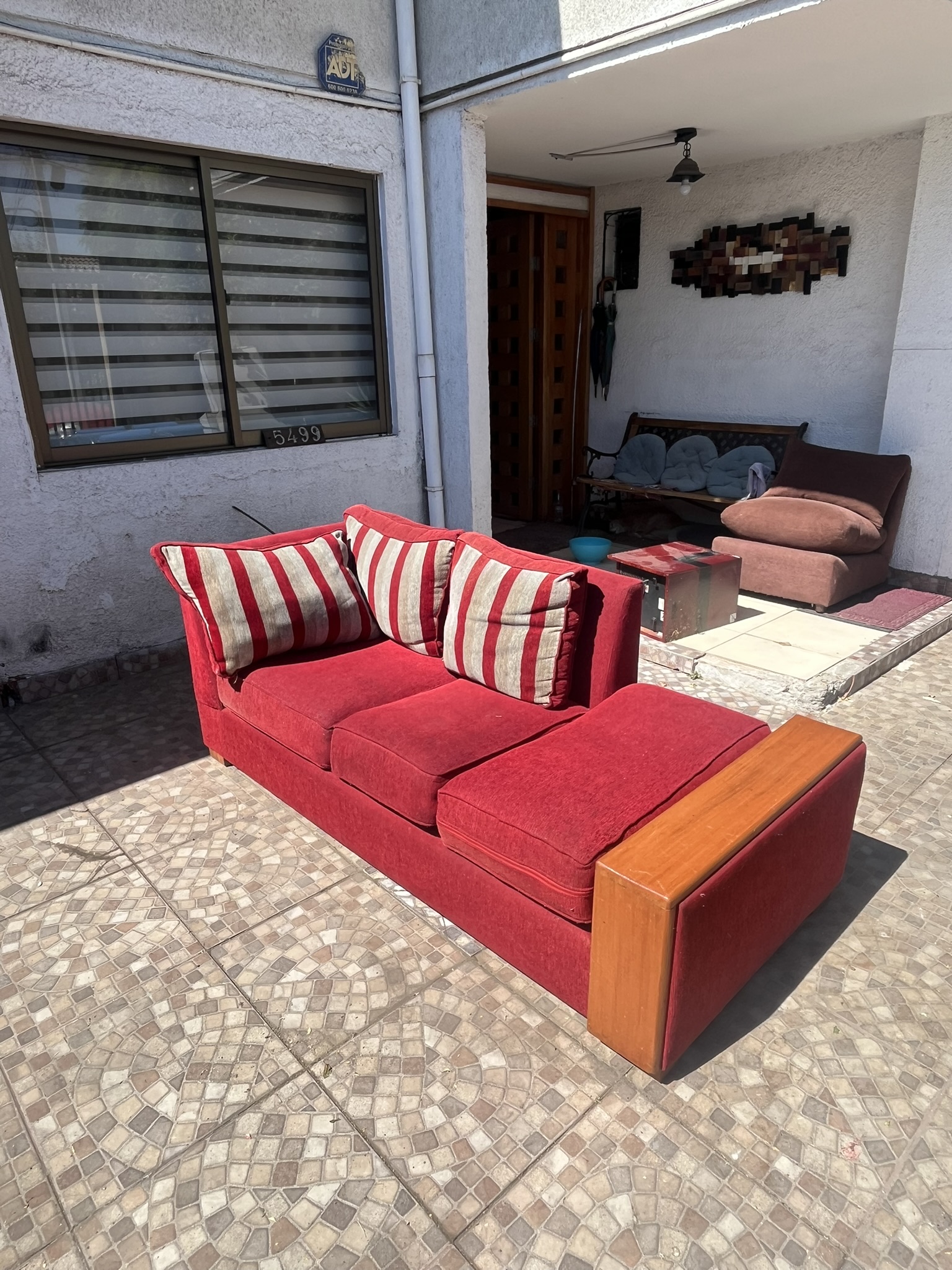 Sofá rojo con brazos de madera - miniatura 2