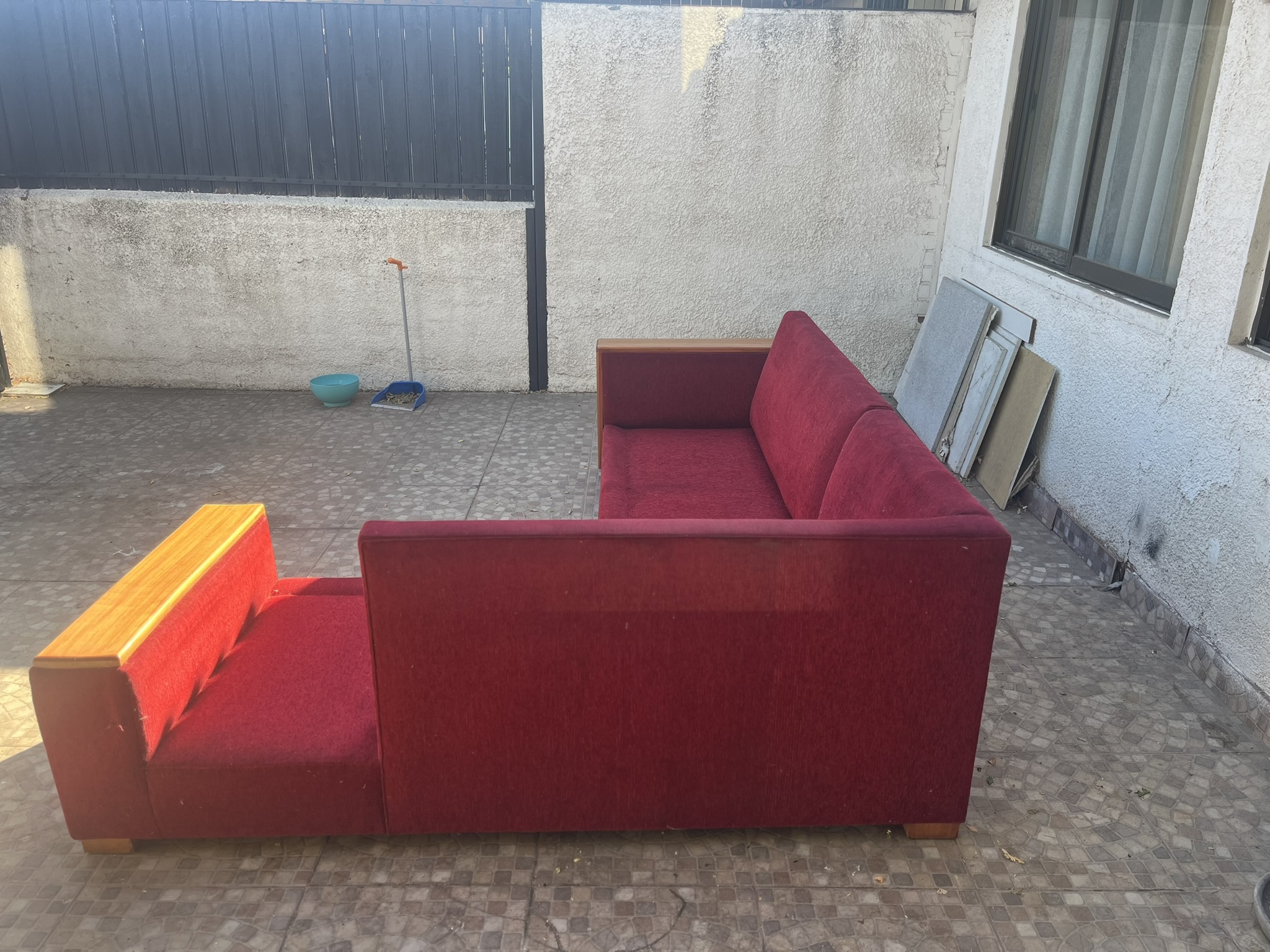 Sofá rojo con brazos de madera - miniatura 3