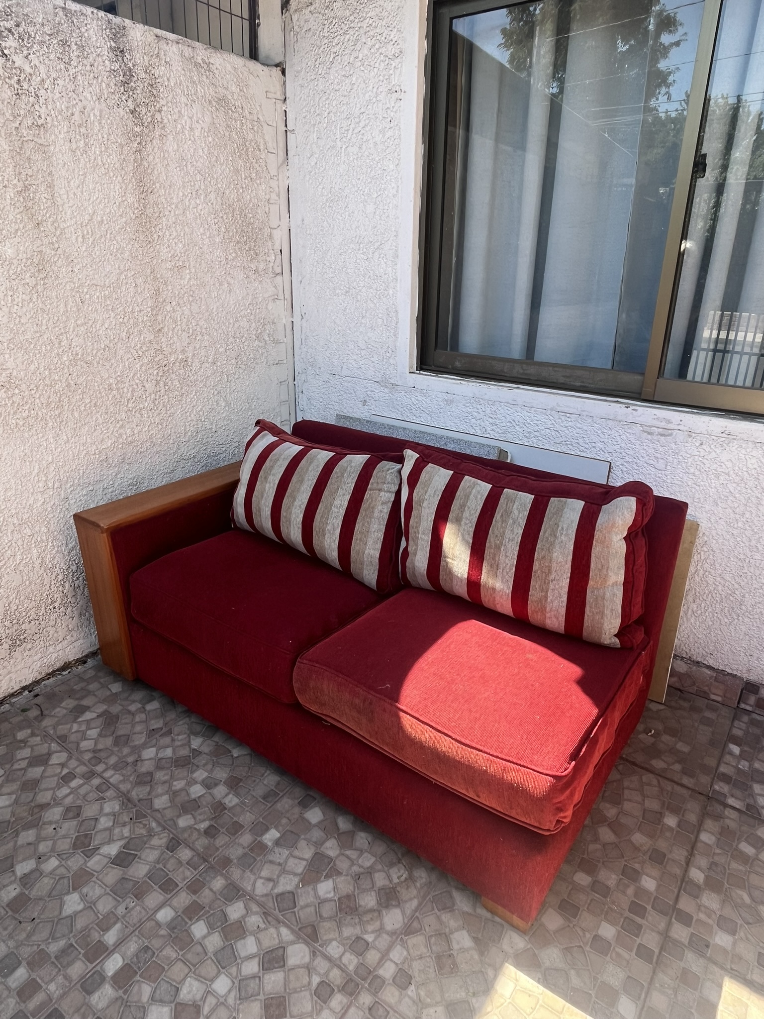 Sofá rojo con brazos de madera - miniatura 4