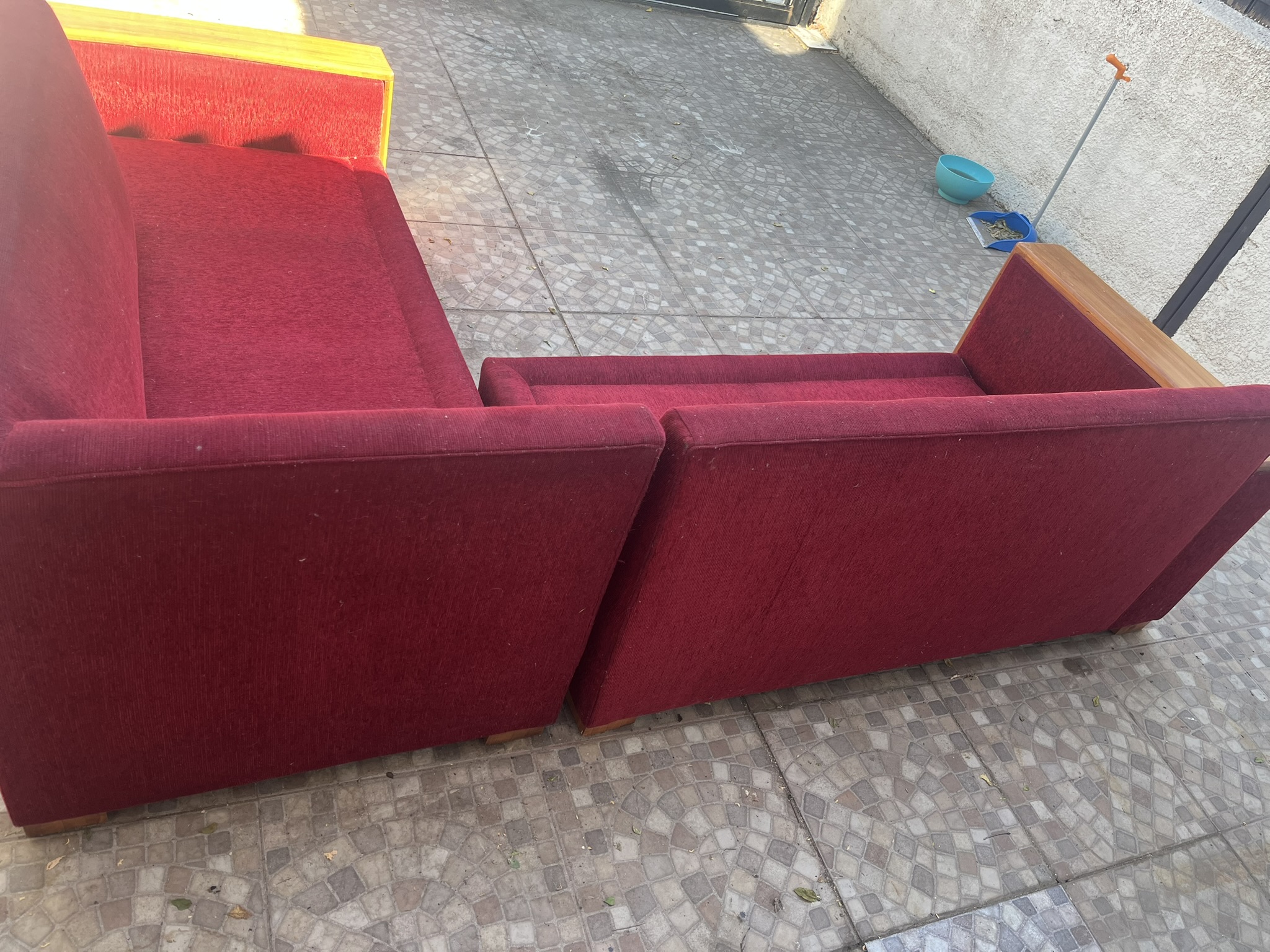 Sofá rojo con brazos de madera - miniatura 5