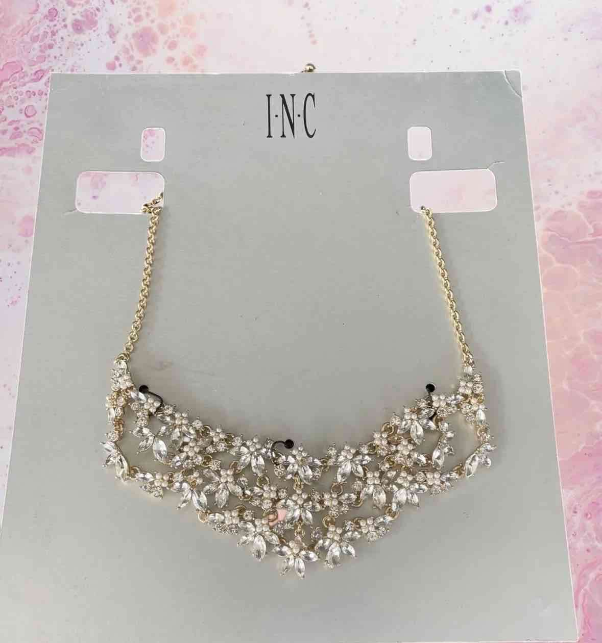 Collar de fantasía incrustado