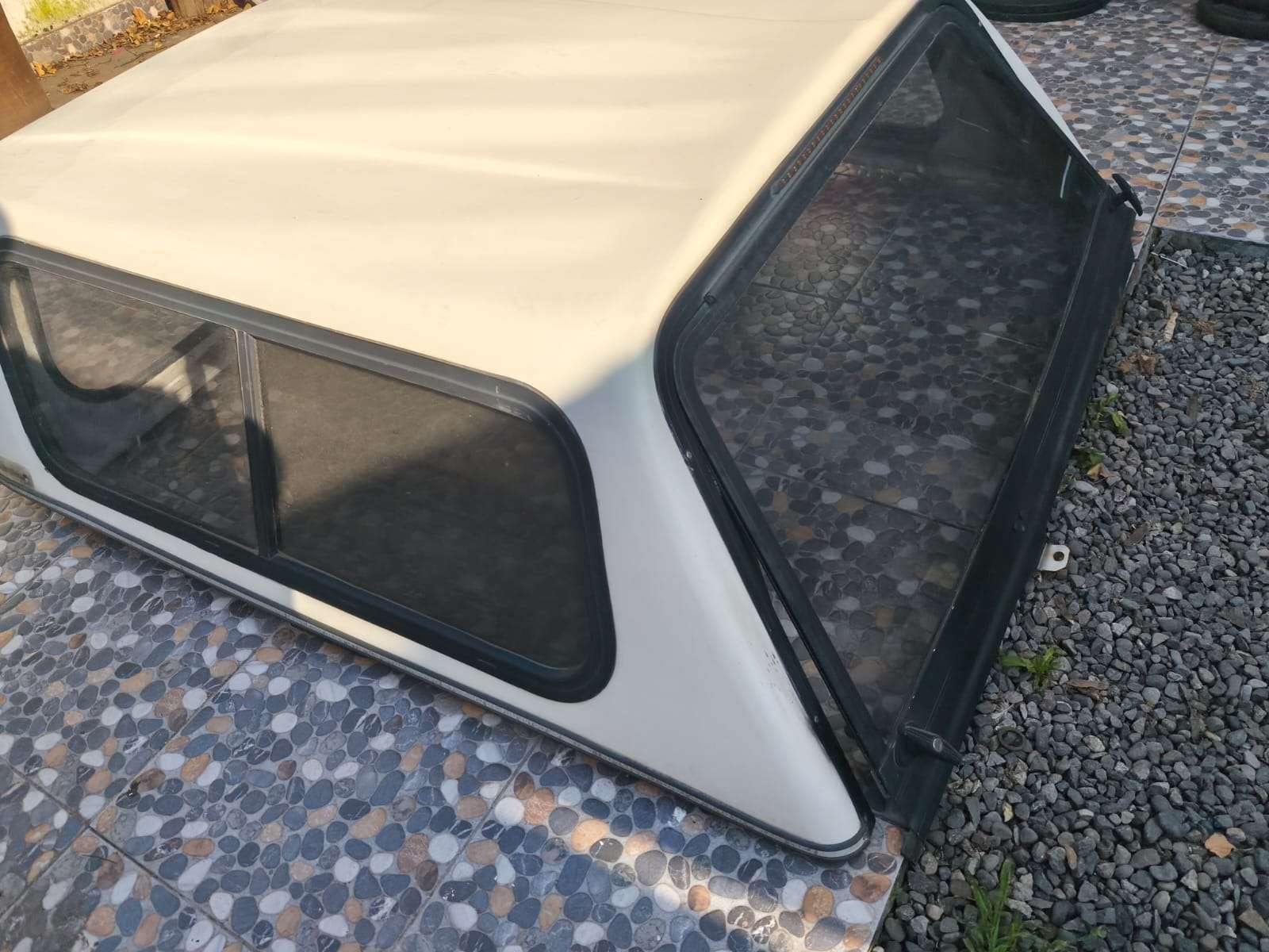 Camper de camioneta blanco usado - miniatura 3