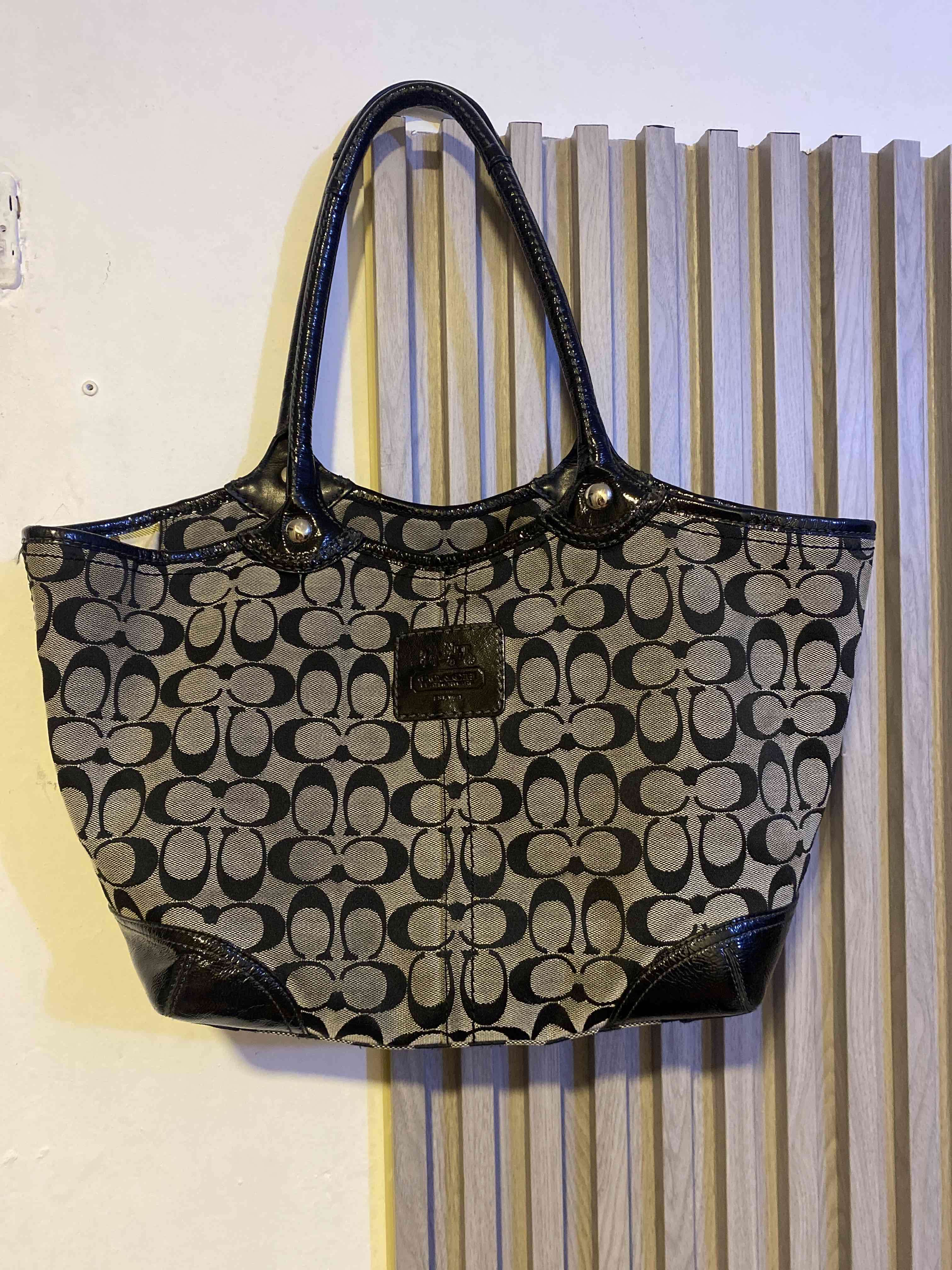 Cartera tote estampada beige y negro coach - 1