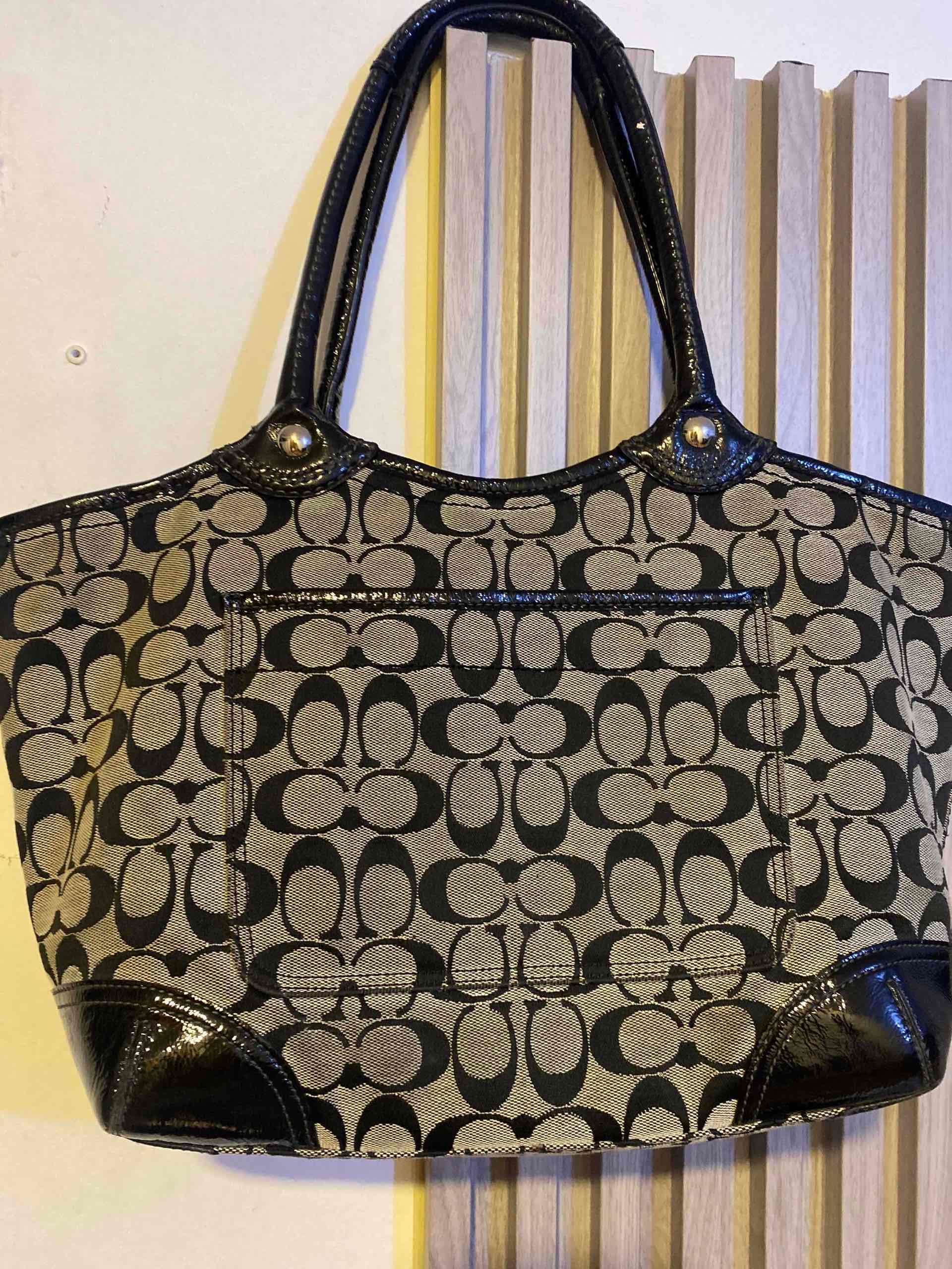 Cartera tote estampada beige y negro coach - 3