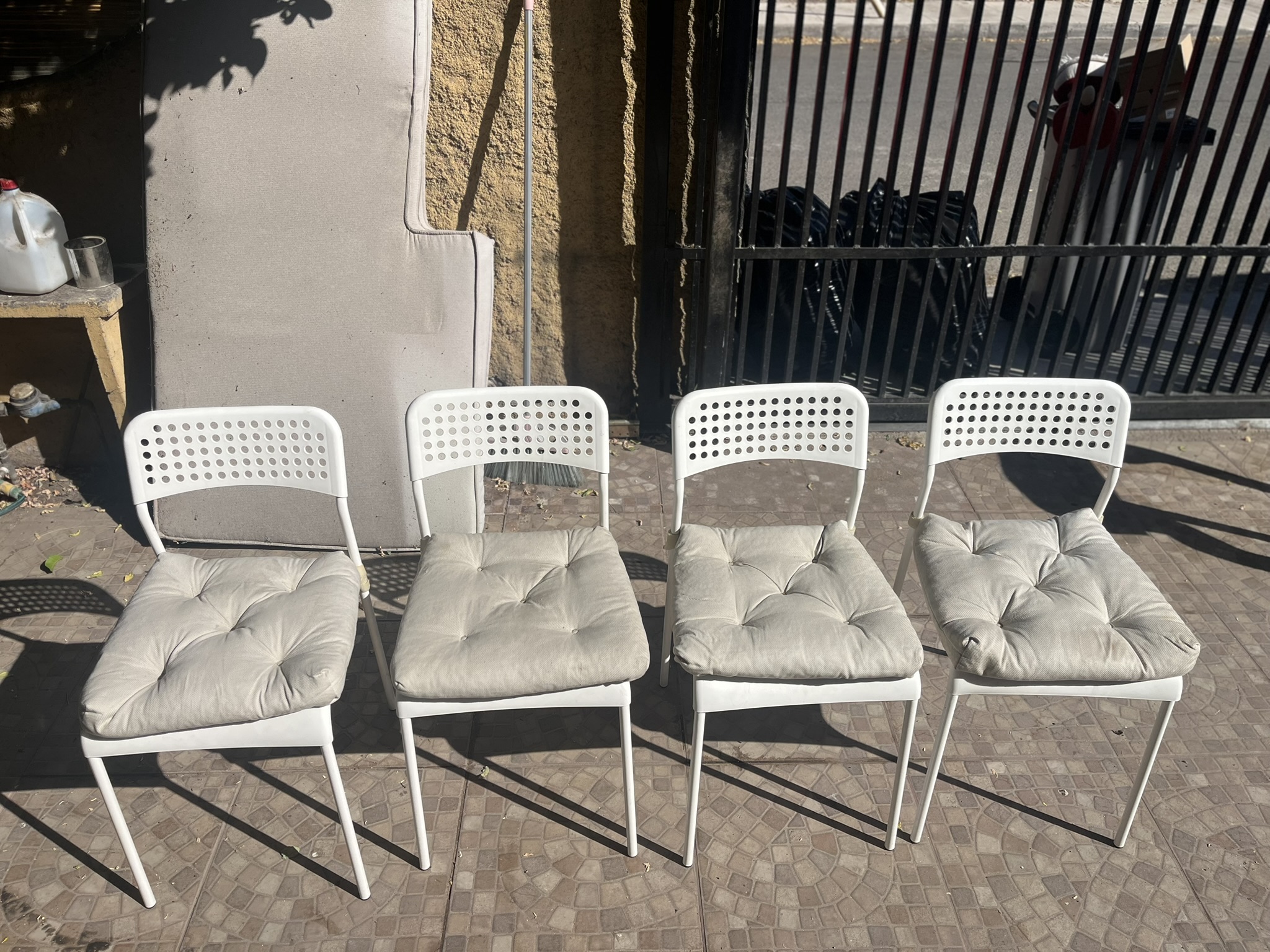 Mesa IKEA modelo MELLTORP color blanco + 4 sillas - miniatura 3