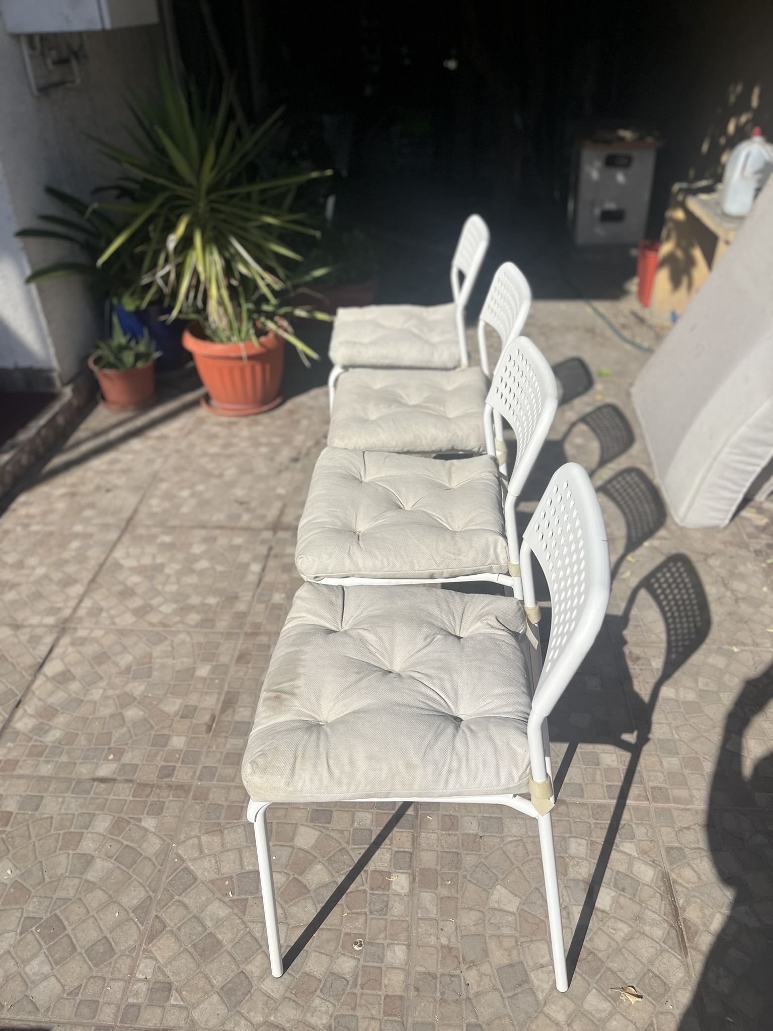 Mesa IKEA modelo MELLTORP color blanco + 4 sillas - miniatura 4