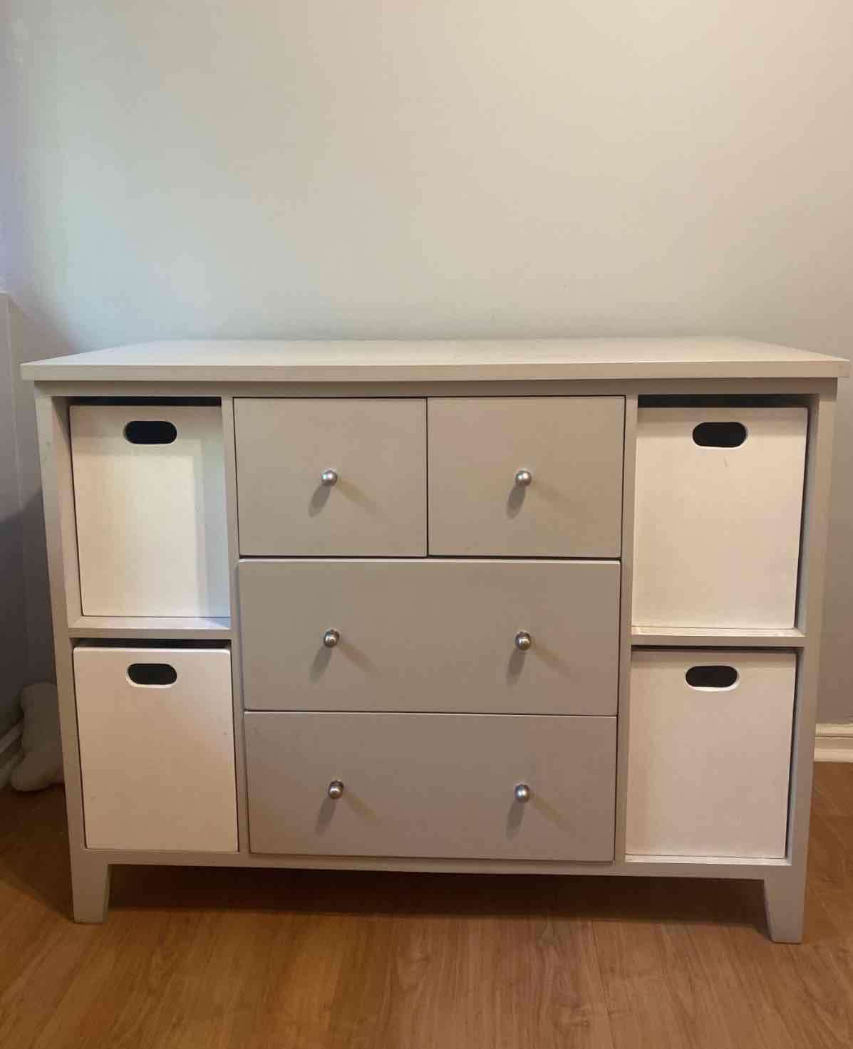 Cómoda blanca con cajones