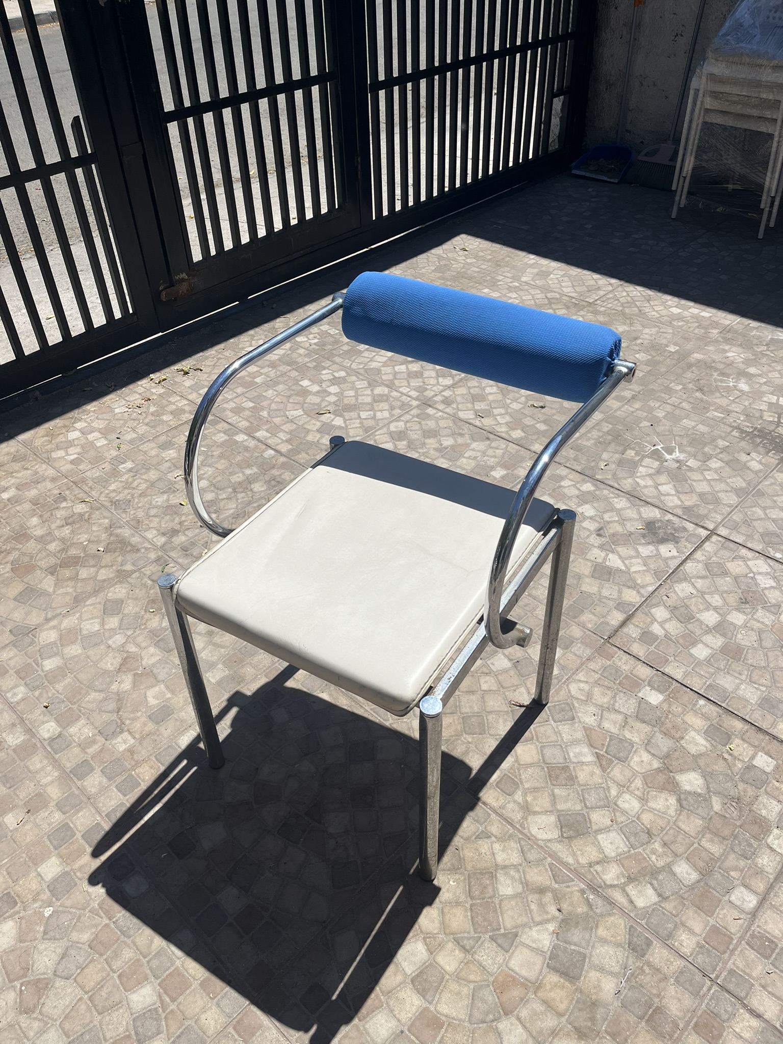 comedor redonde de vidrio con 4 sillas metalicas - miniatura 1