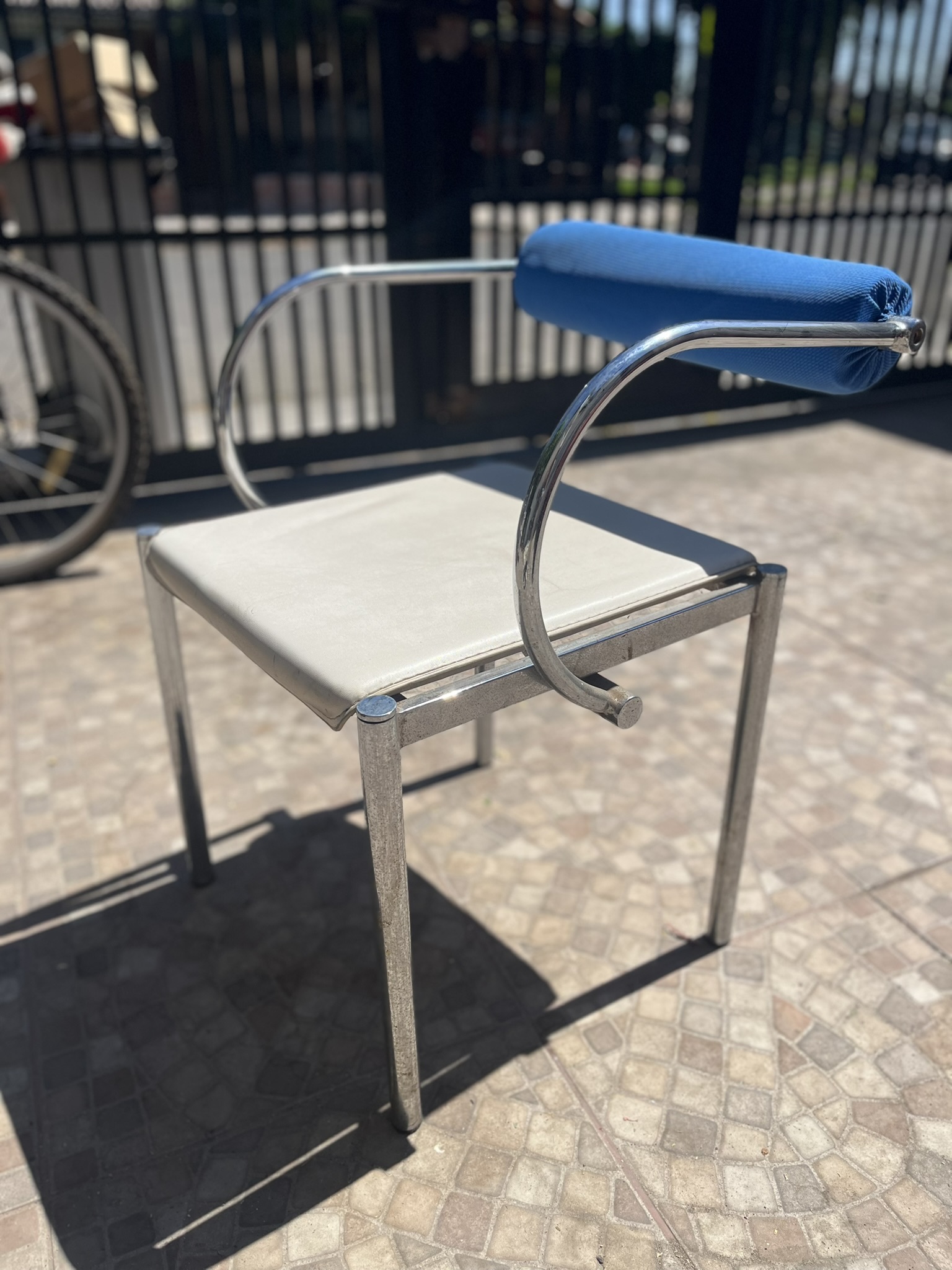 comedor redonde de vidrio con 4 sillas metalicas - miniatura 2