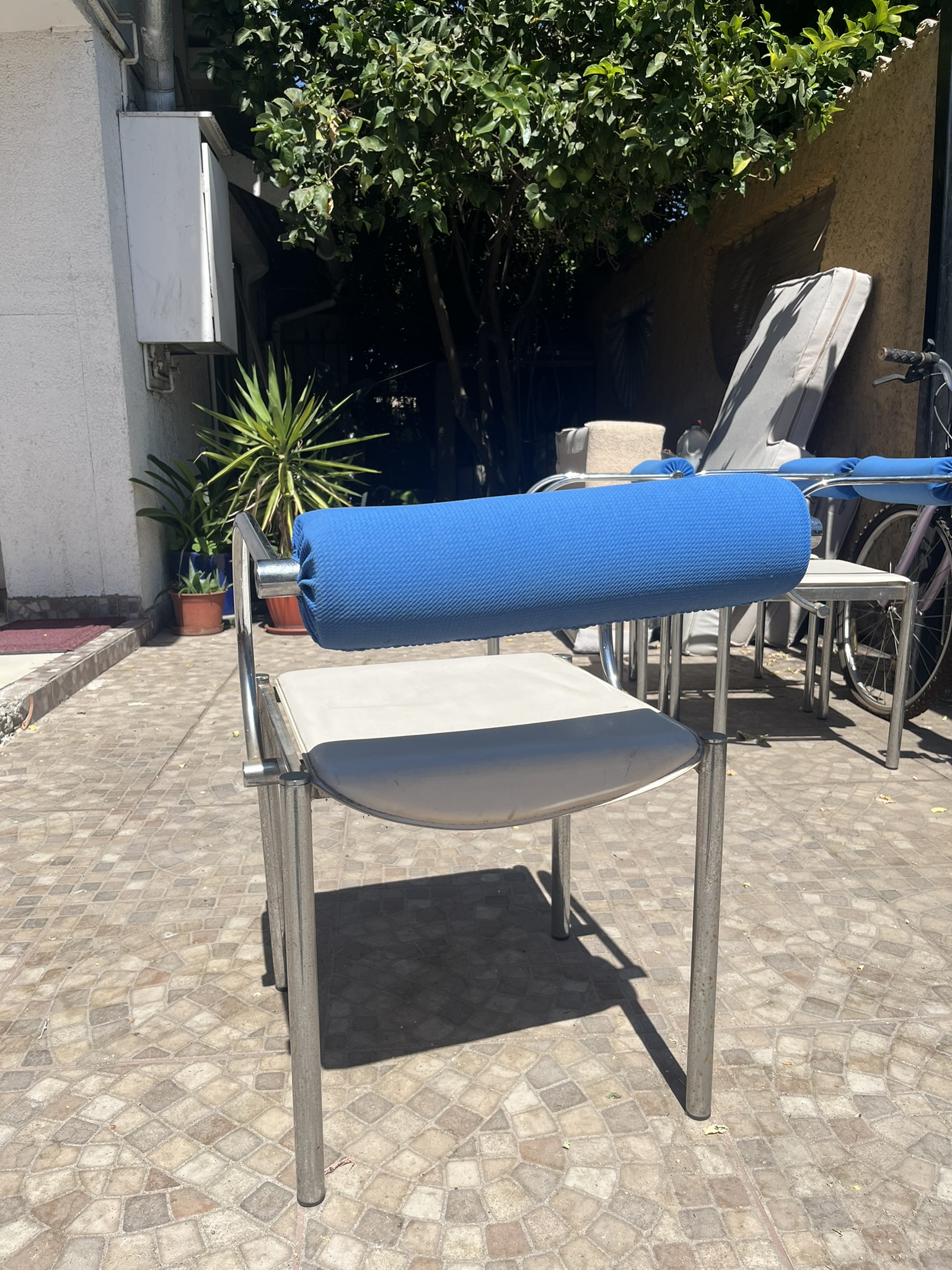 comedor redonde de vidrio con 4 sillas metalicas - miniatura 3