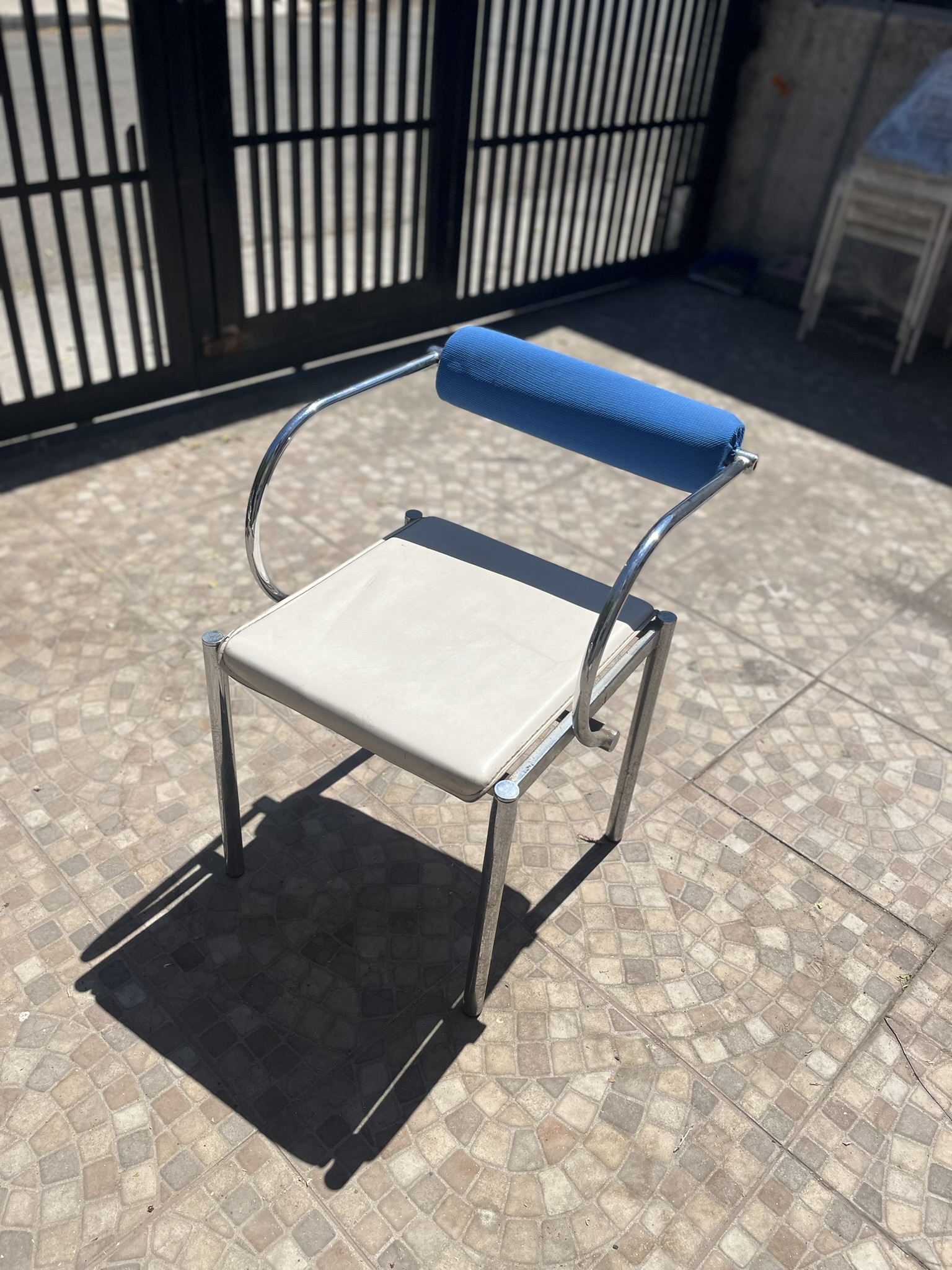 comedor redonde de vidrio con 4 sillas metalicas - miniatura 4