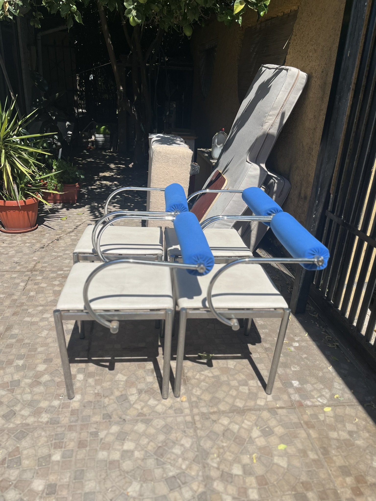 comedor redonde de vidrio con 4 sillas metalicas - miniatura 6