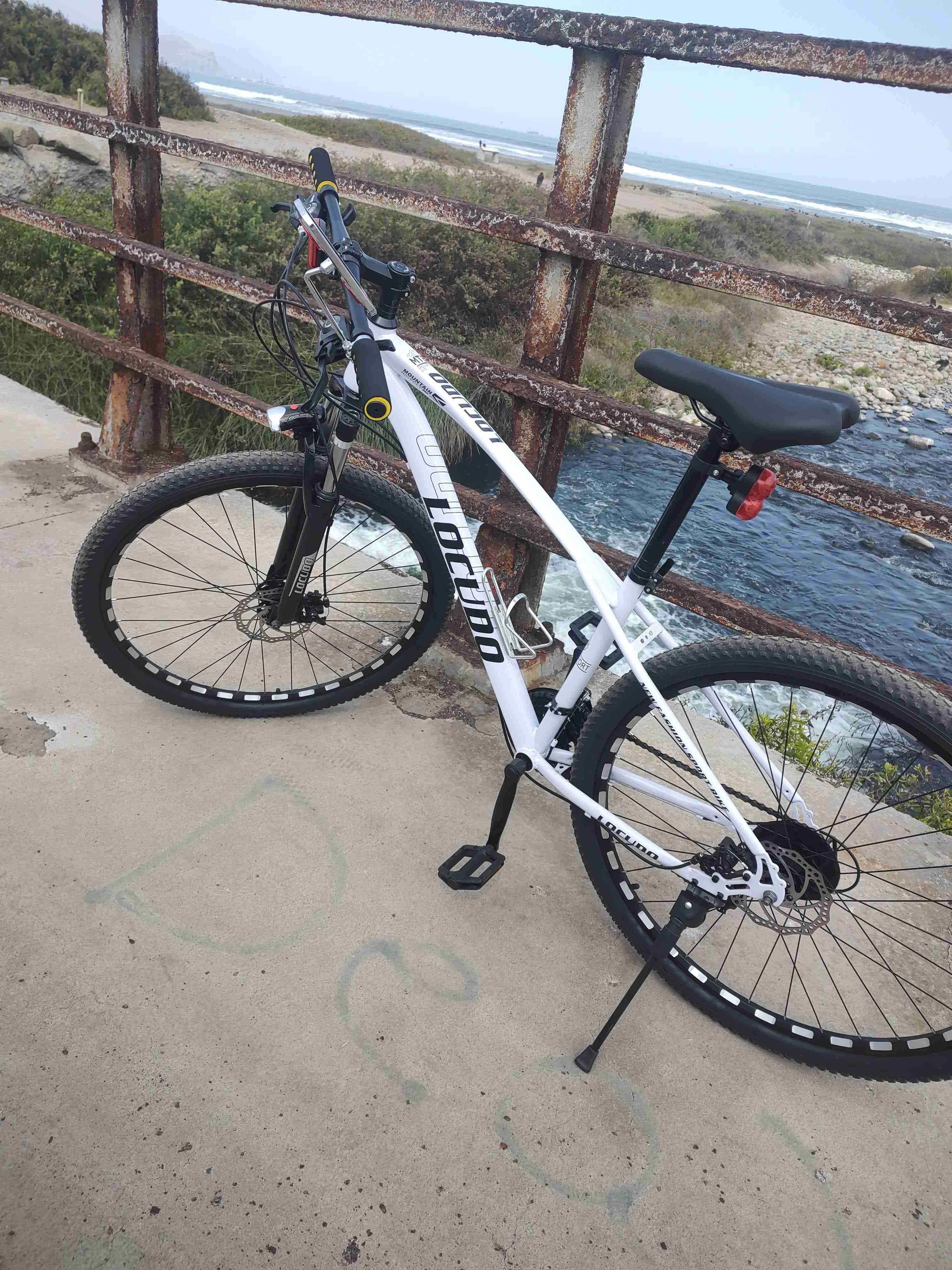 Bicicleta de montaña blanca - miniatura 1